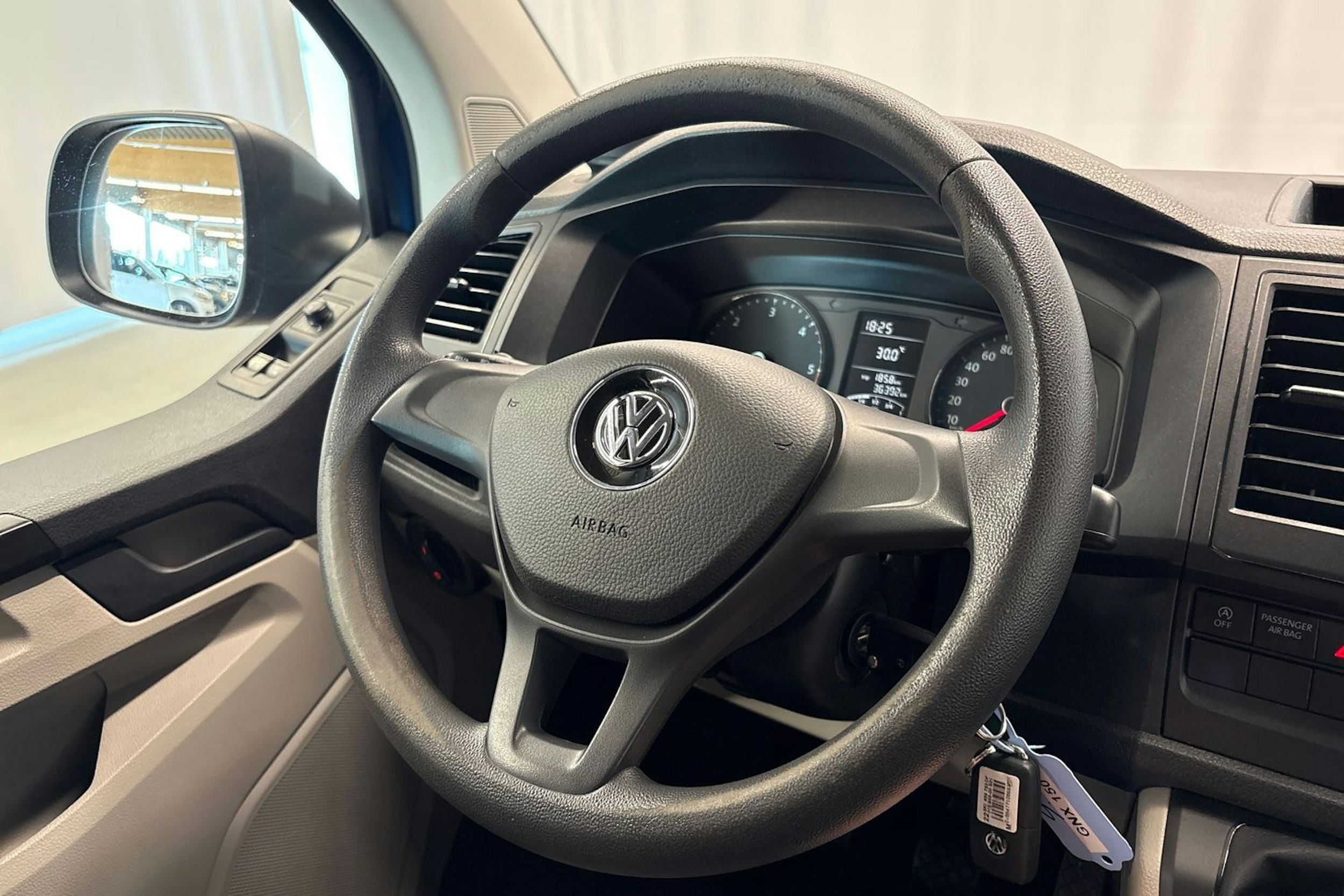 sininen Volkswagen Transporter 2019 kuva 13.