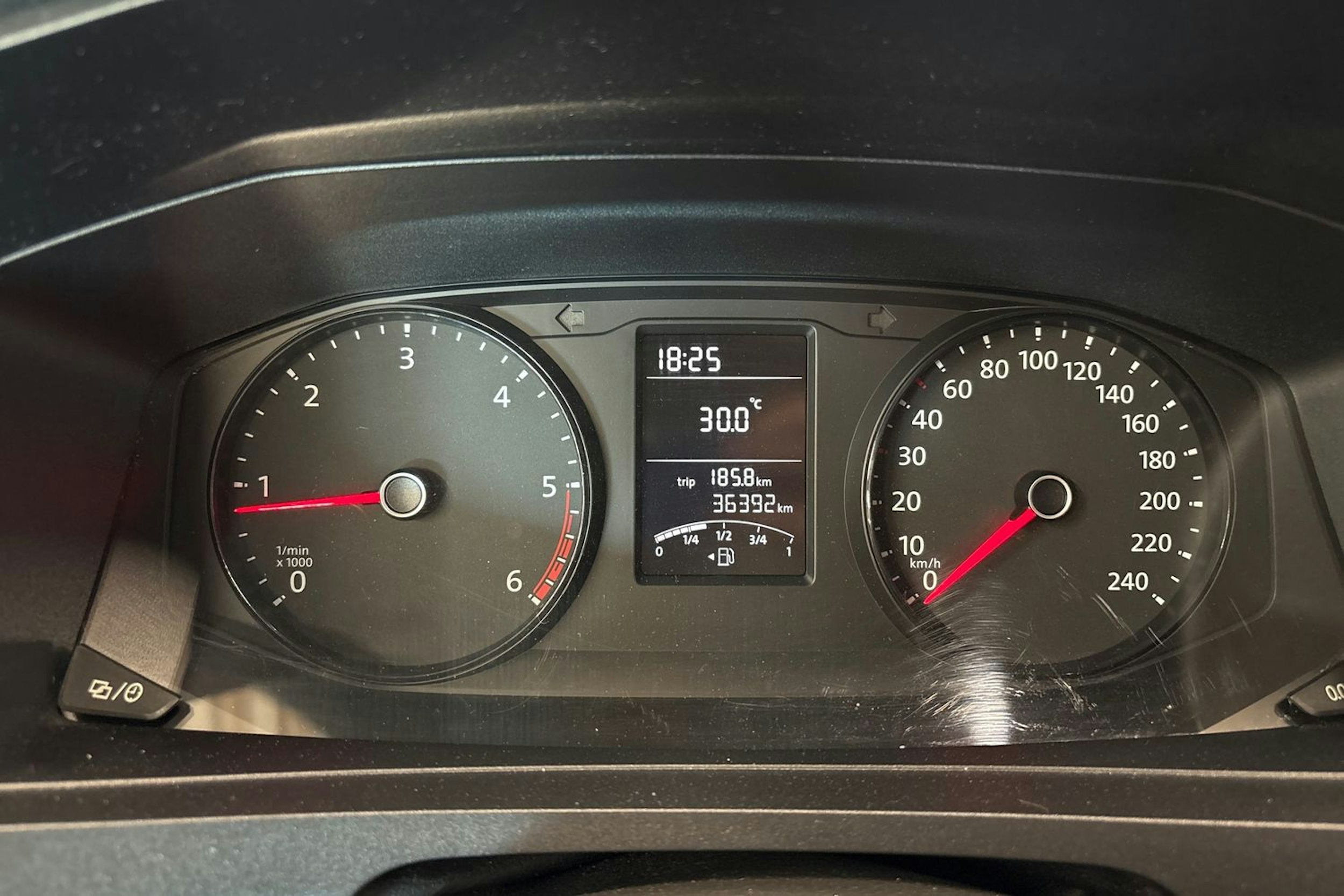 sininen Volkswagen Transporter 2019 kuva 14.