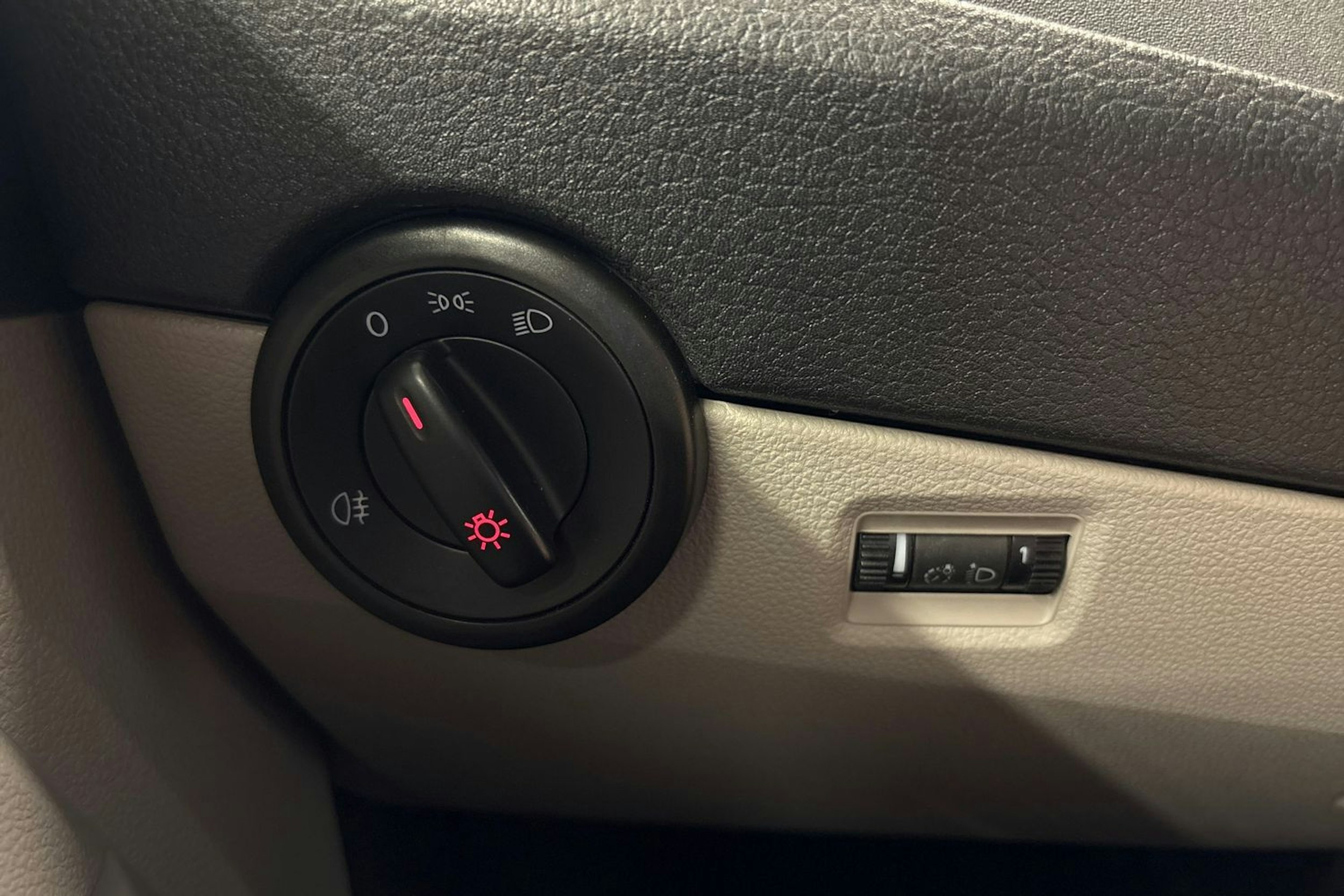 sininen Volkswagen Transporter 2019 kuva 15.