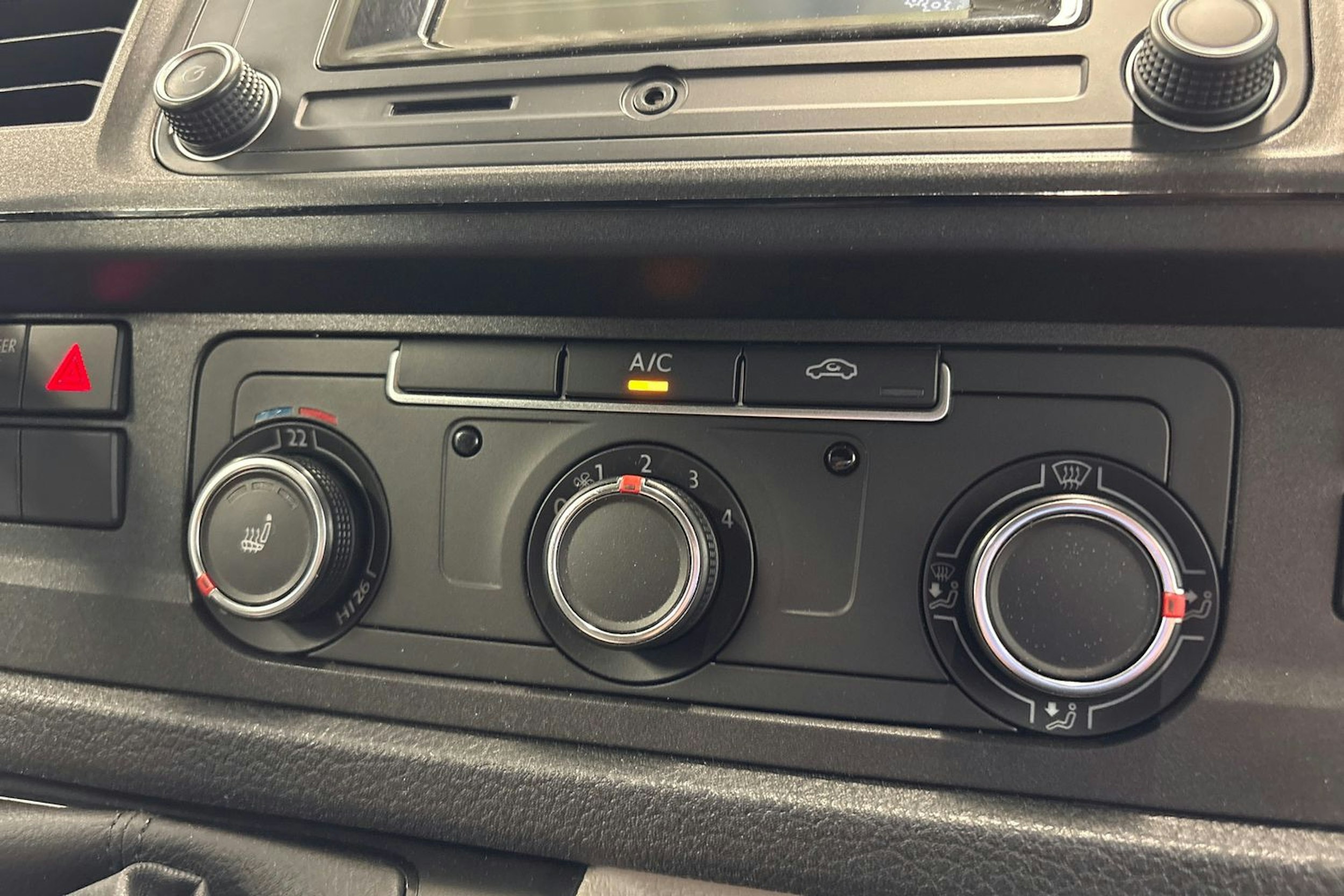 sininen Volkswagen Transporter 2019 kuva 20.