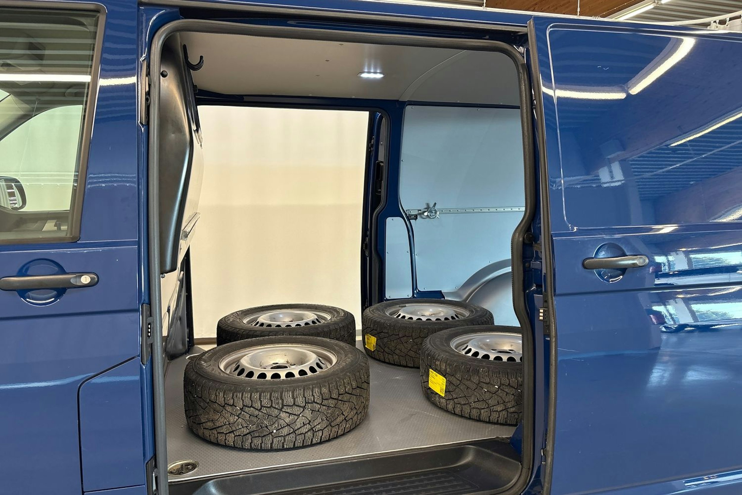sininen Volkswagen Transporter 2019 kuva 22.