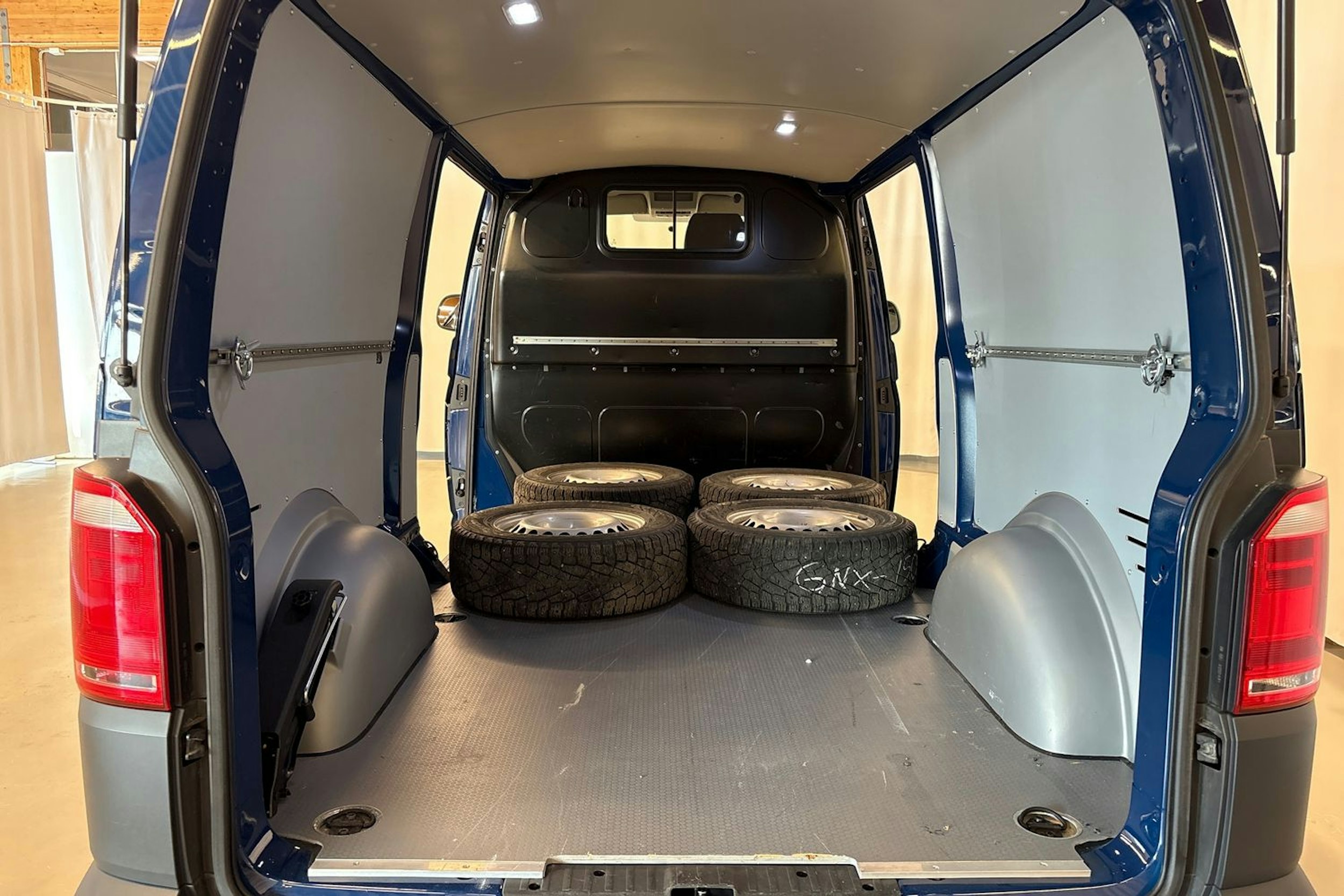 sininen Volkswagen Transporter 2019 kuva 23.