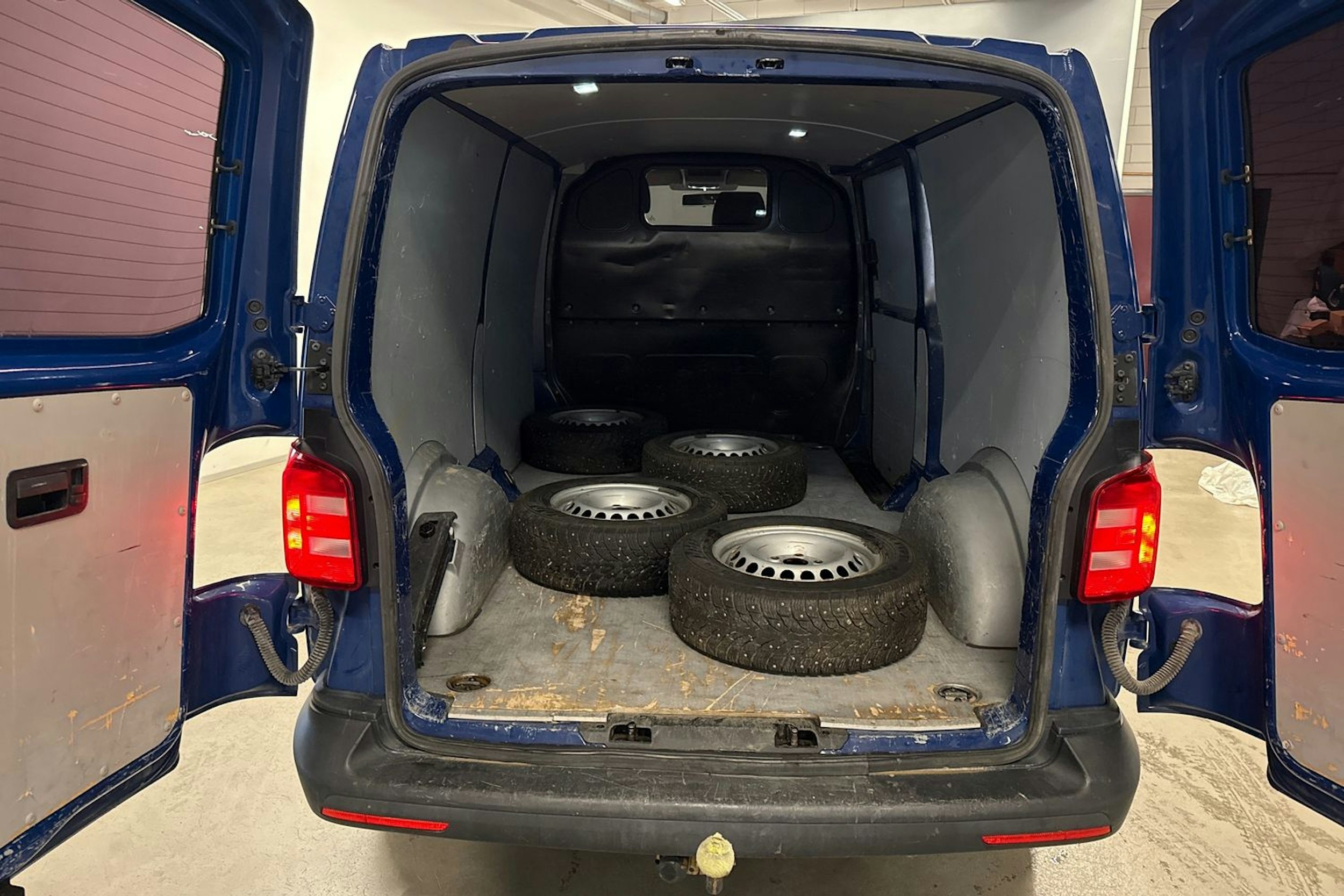 sininen Volkswagen Transporter 2019 kuva 14.