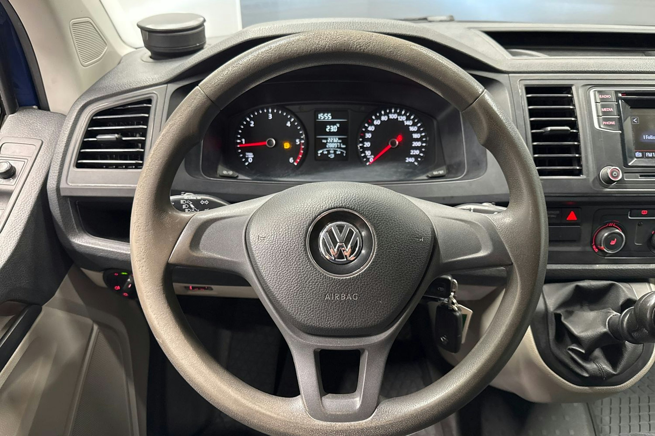 sininen Volkswagen Transporter 2019 kuva 17.