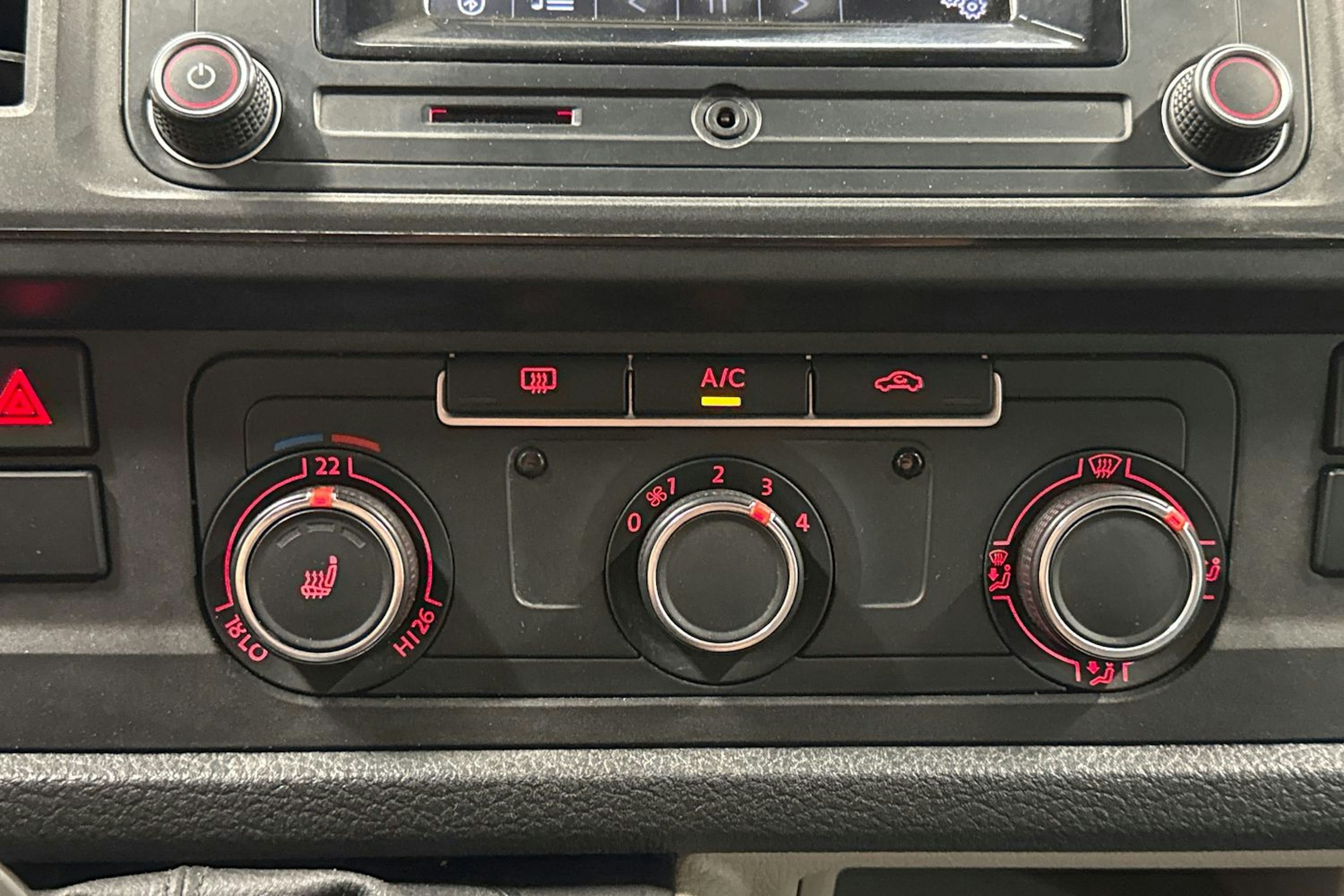 sininen Volkswagen Transporter 2019 kuva 20.