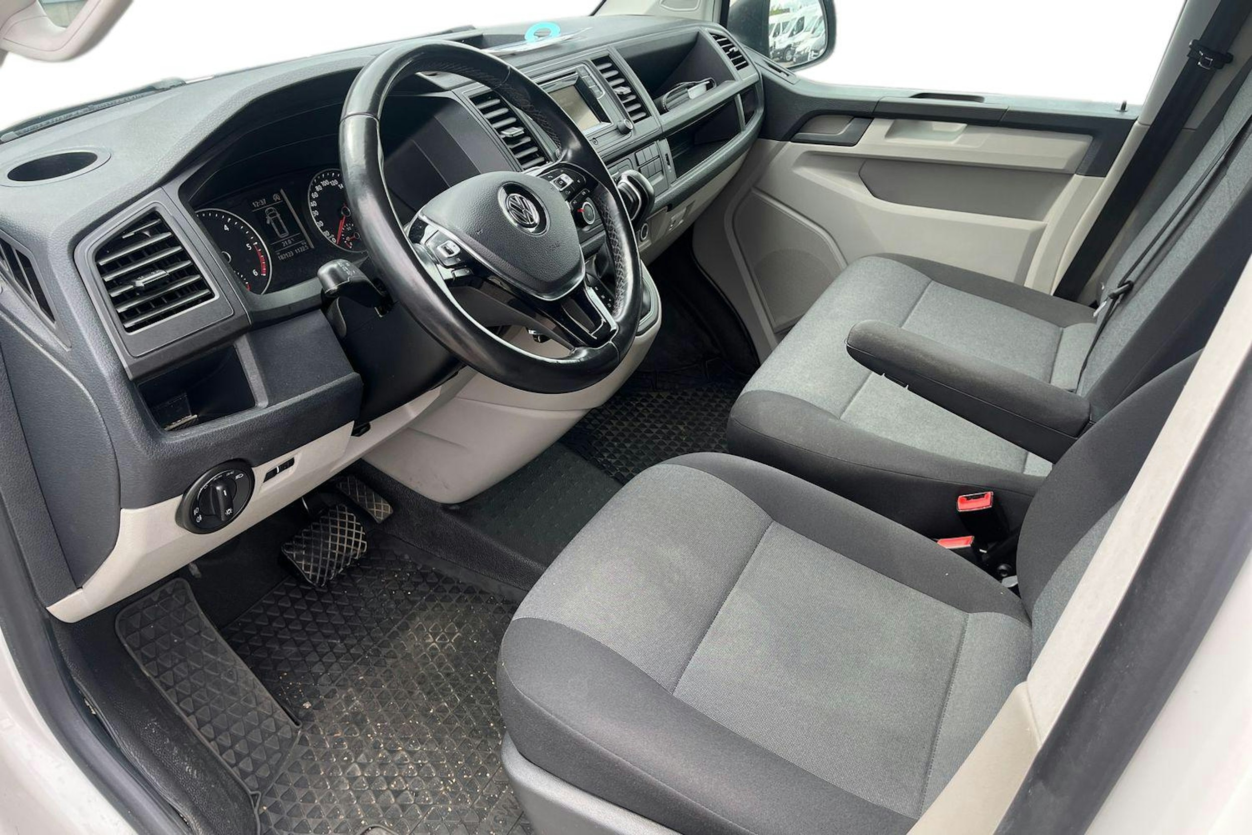valkoinen Volkswagen Transporter 2019 kuva 3.