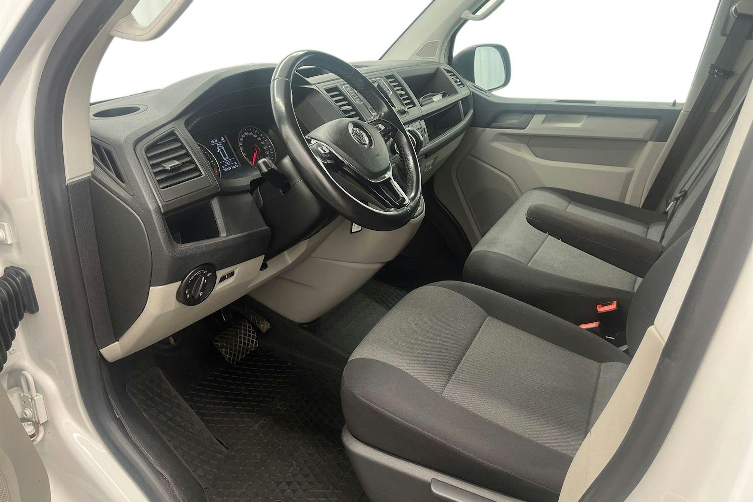 valkoinen Volkswagen Transporter 2019 kuva 7.
