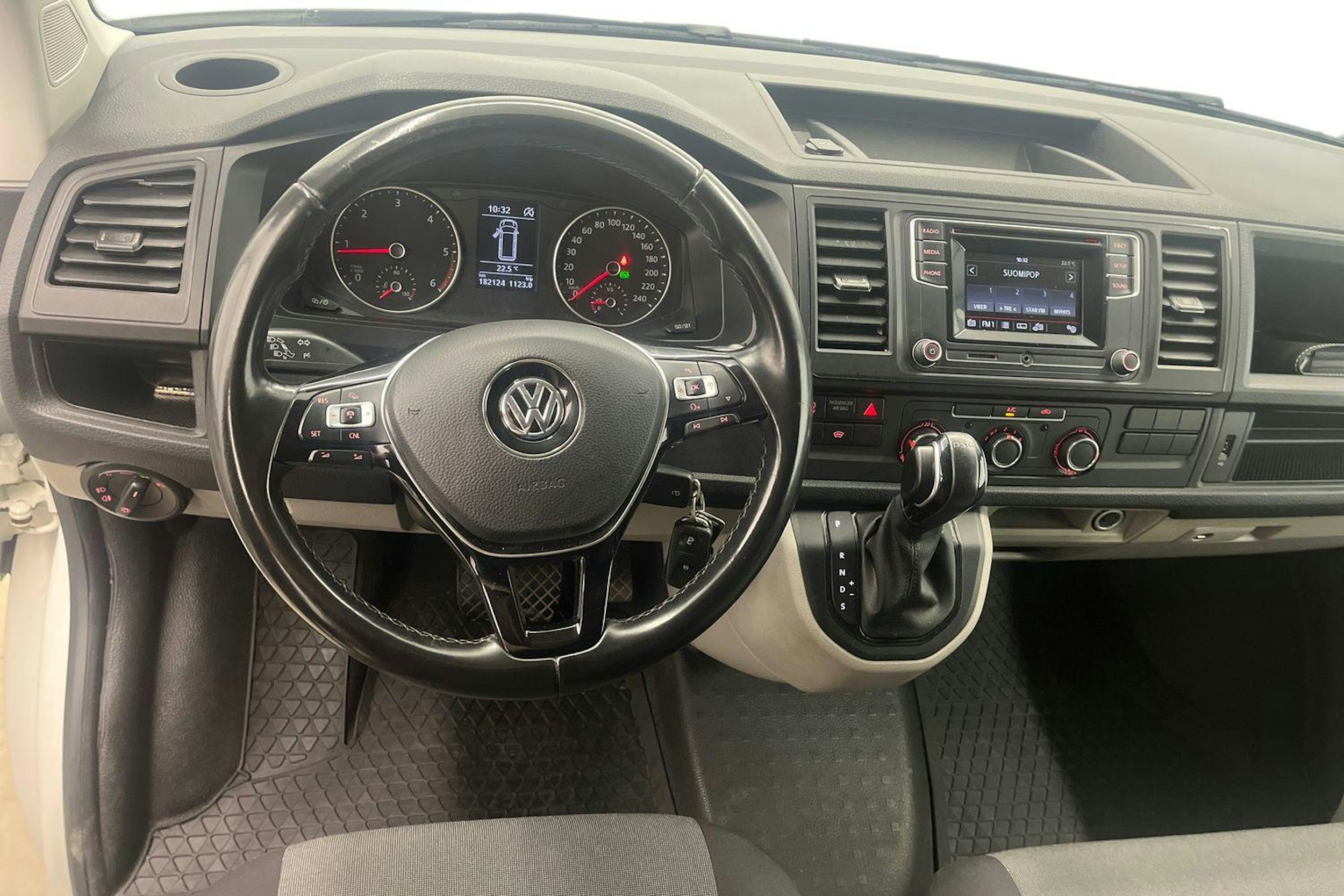 valkoinen Volkswagen Transporter 2019 kuva 9.