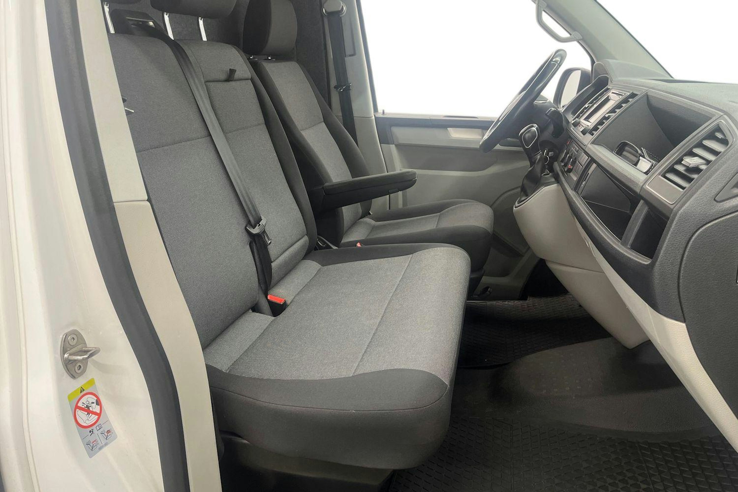 valkoinen Volkswagen Transporter 2019 kuva 10.