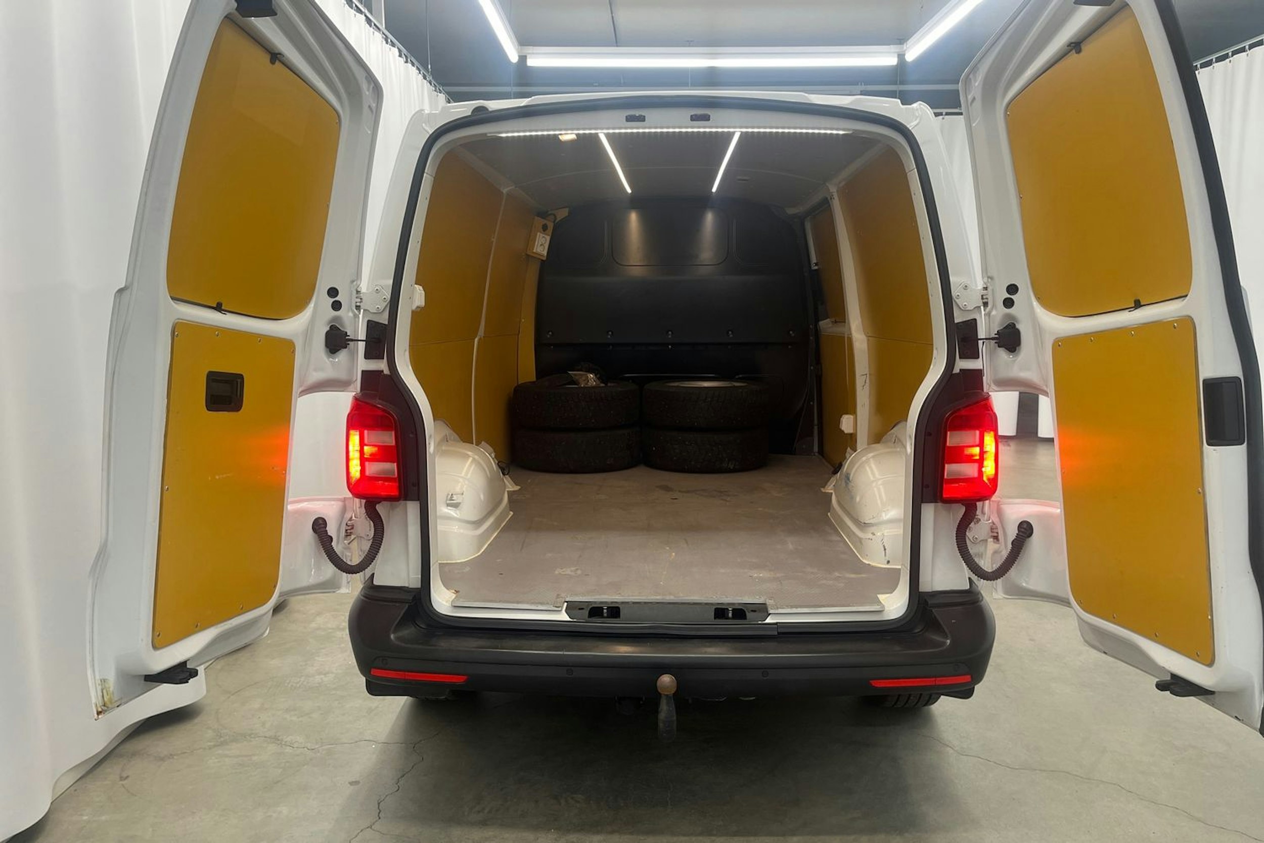 valkoinen Volkswagen Transporter 2019 kuva 14.