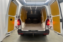 valkoinen Volkswagen Transporter 2019 kuva 14.