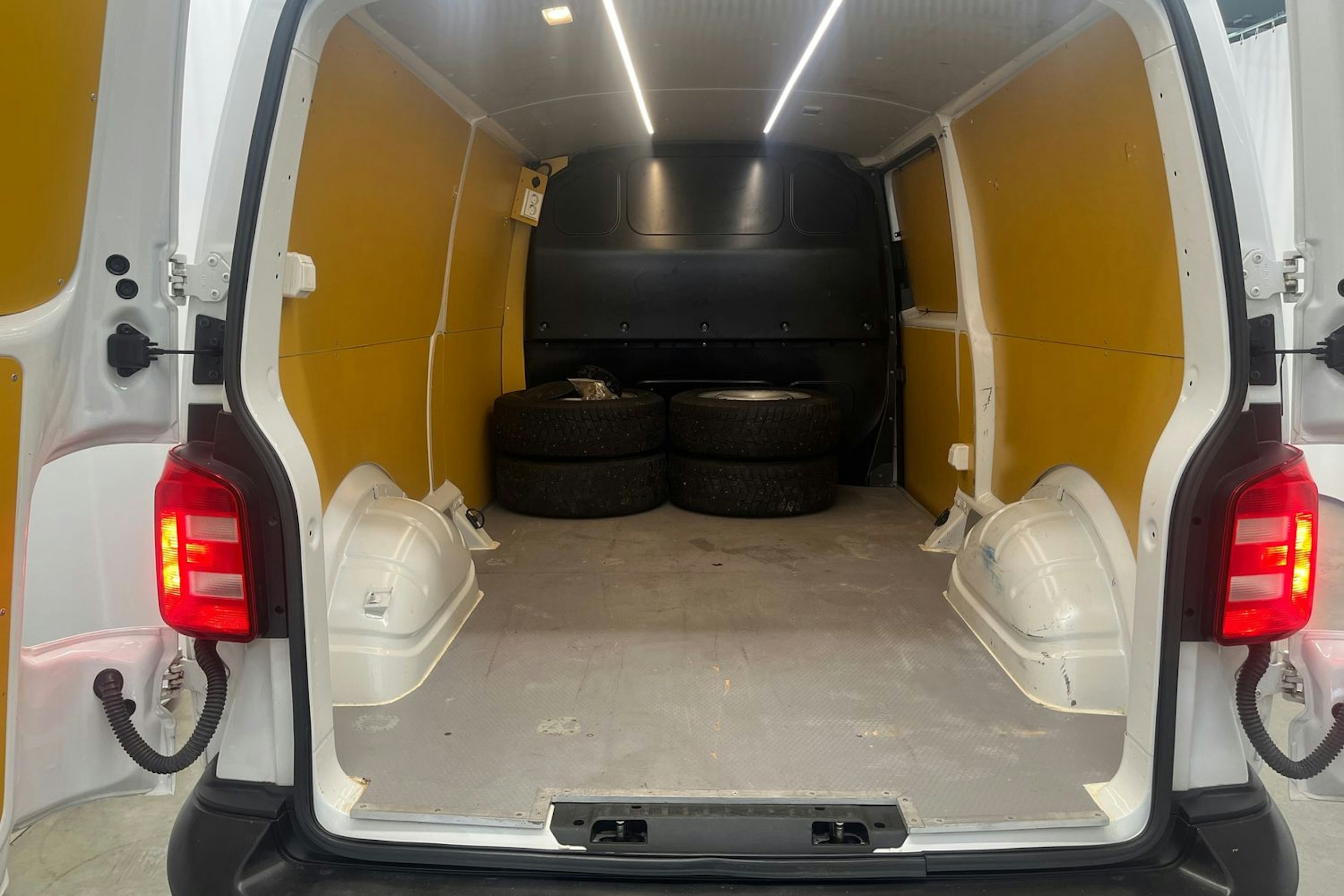valkoinen Volkswagen Transporter 2019 kuva 15.