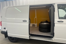 valkoinen Volkswagen Transporter 2019 kuva 16.