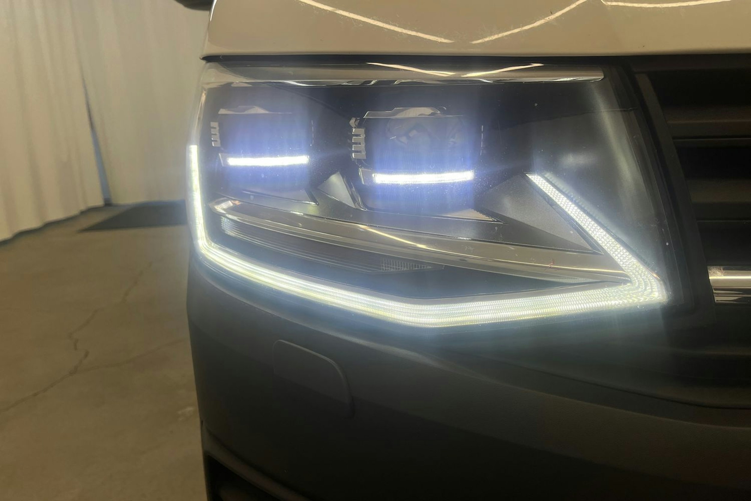 valkoinen Volkswagen Transporter 2019 kuva 18.