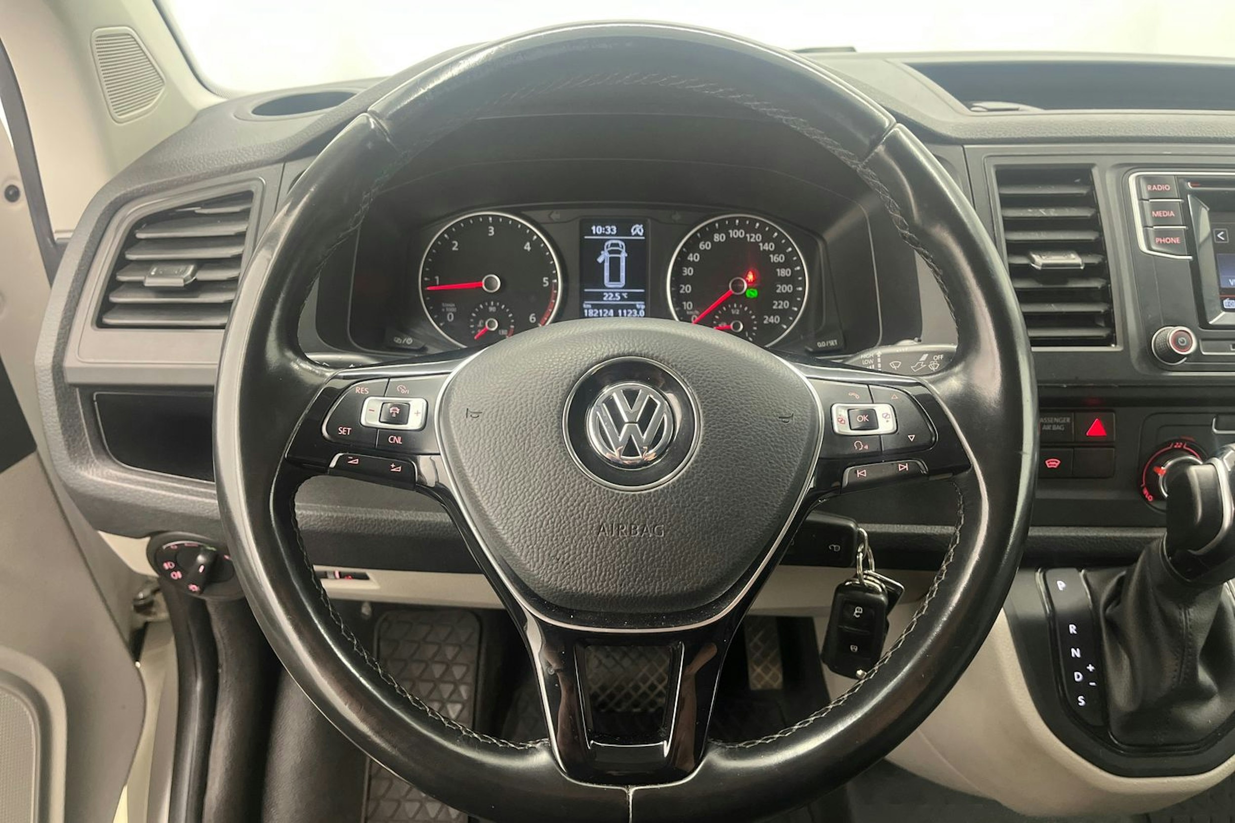 valkoinen Volkswagen Transporter 2019 kuva 19.