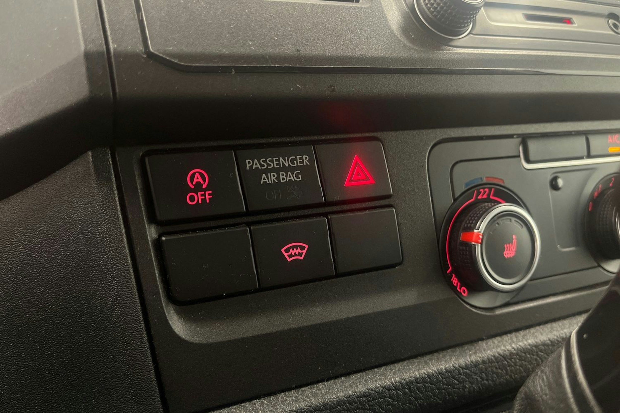 valkoinen Volkswagen Transporter 2019 kuva 22.