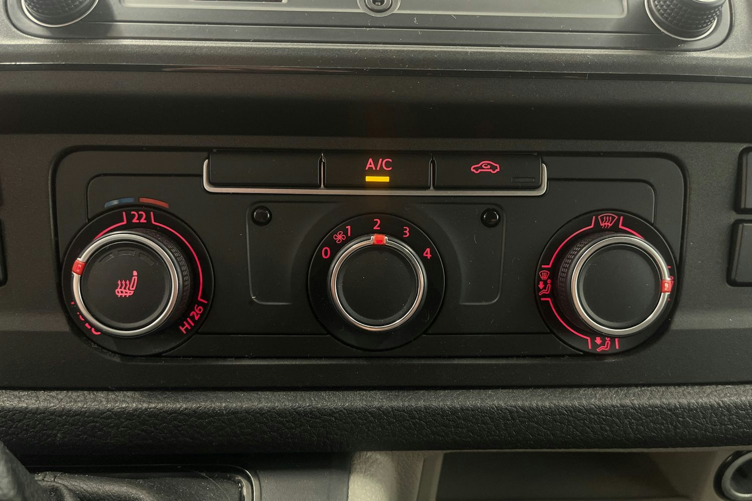 valkoinen Volkswagen Transporter 2019 kuva 23.