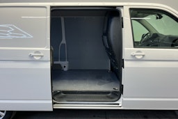 valkoinen Volkswagen Transporter 2019 kuva 11.