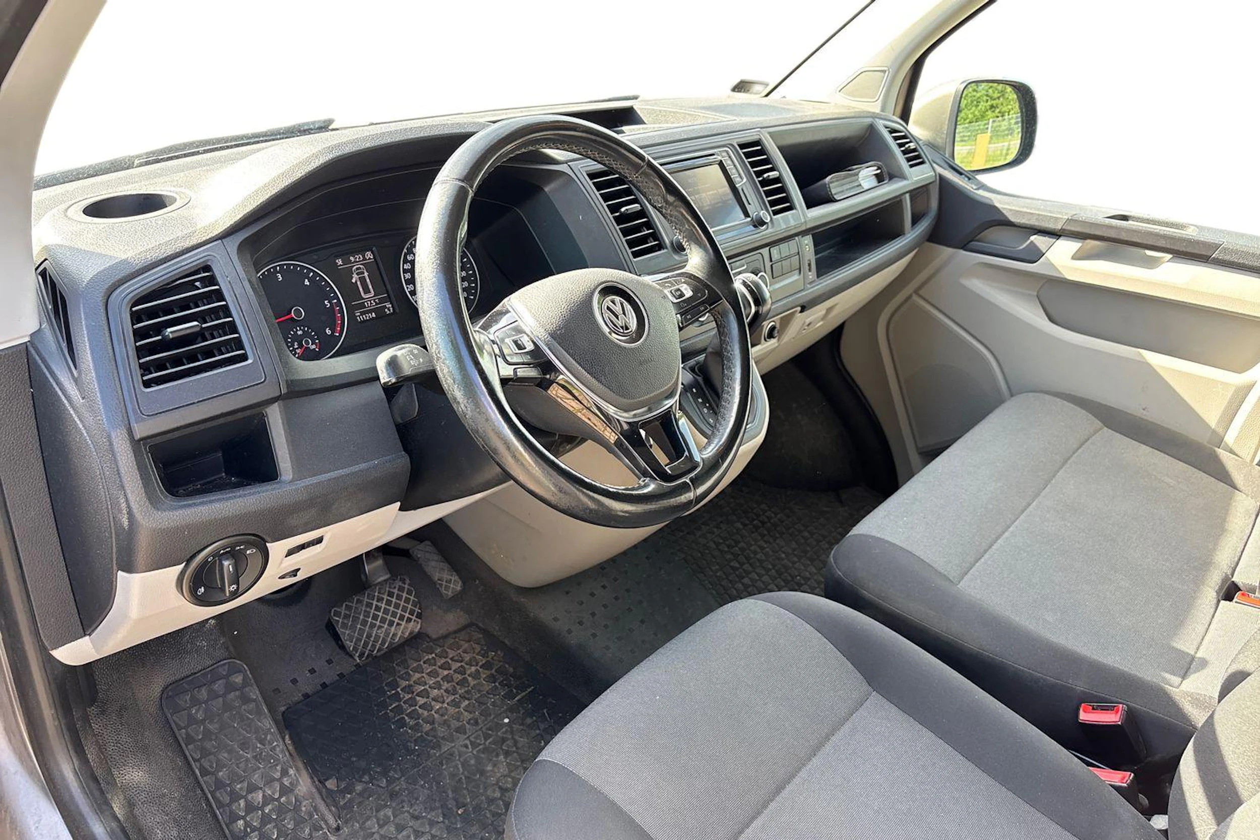 met. ruskea (beige) Volkswagen Transporter 2019 kuva 3.