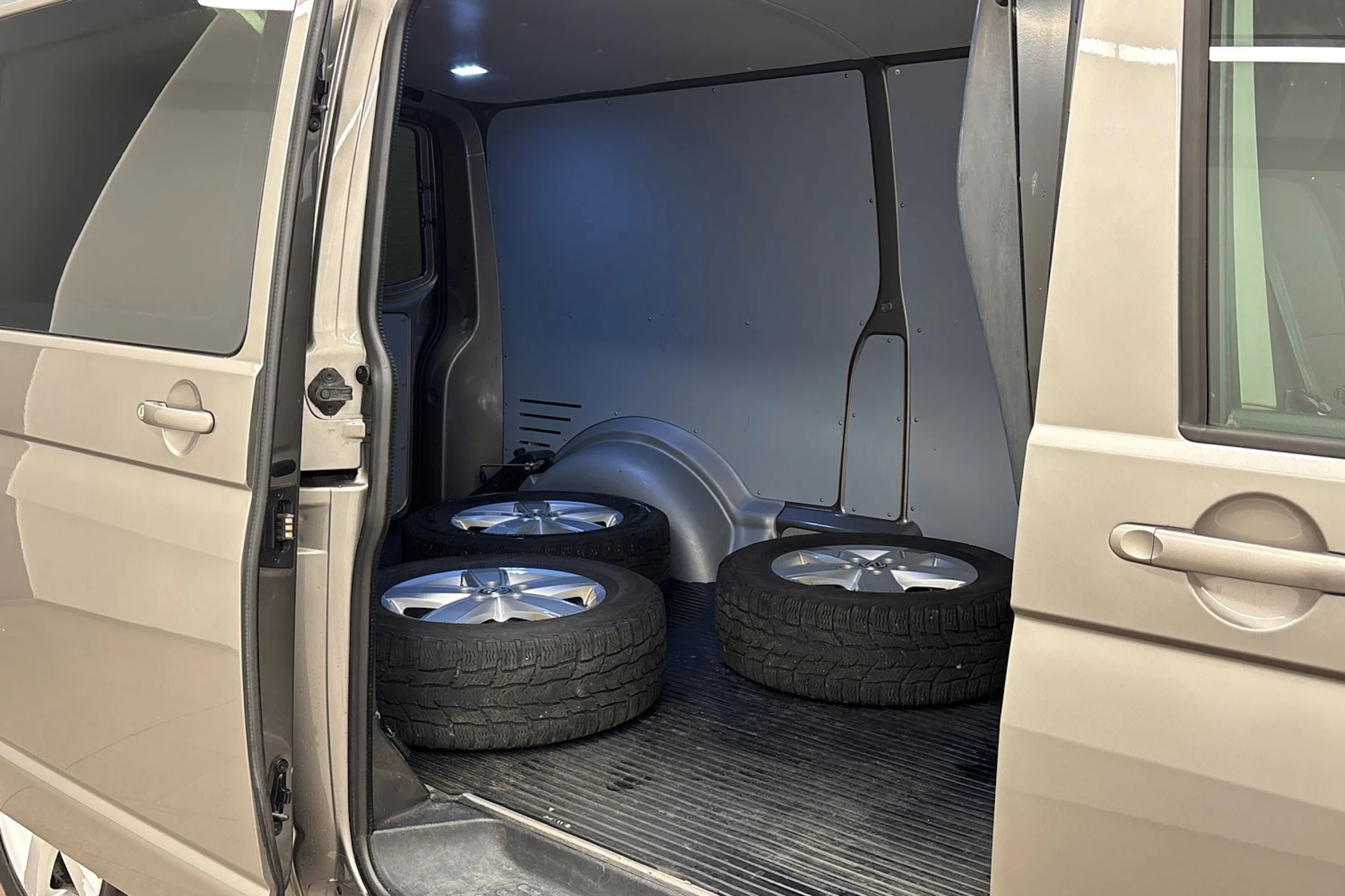 met. ruskea (beige) Volkswagen Transporter 2019 kuva 15.
