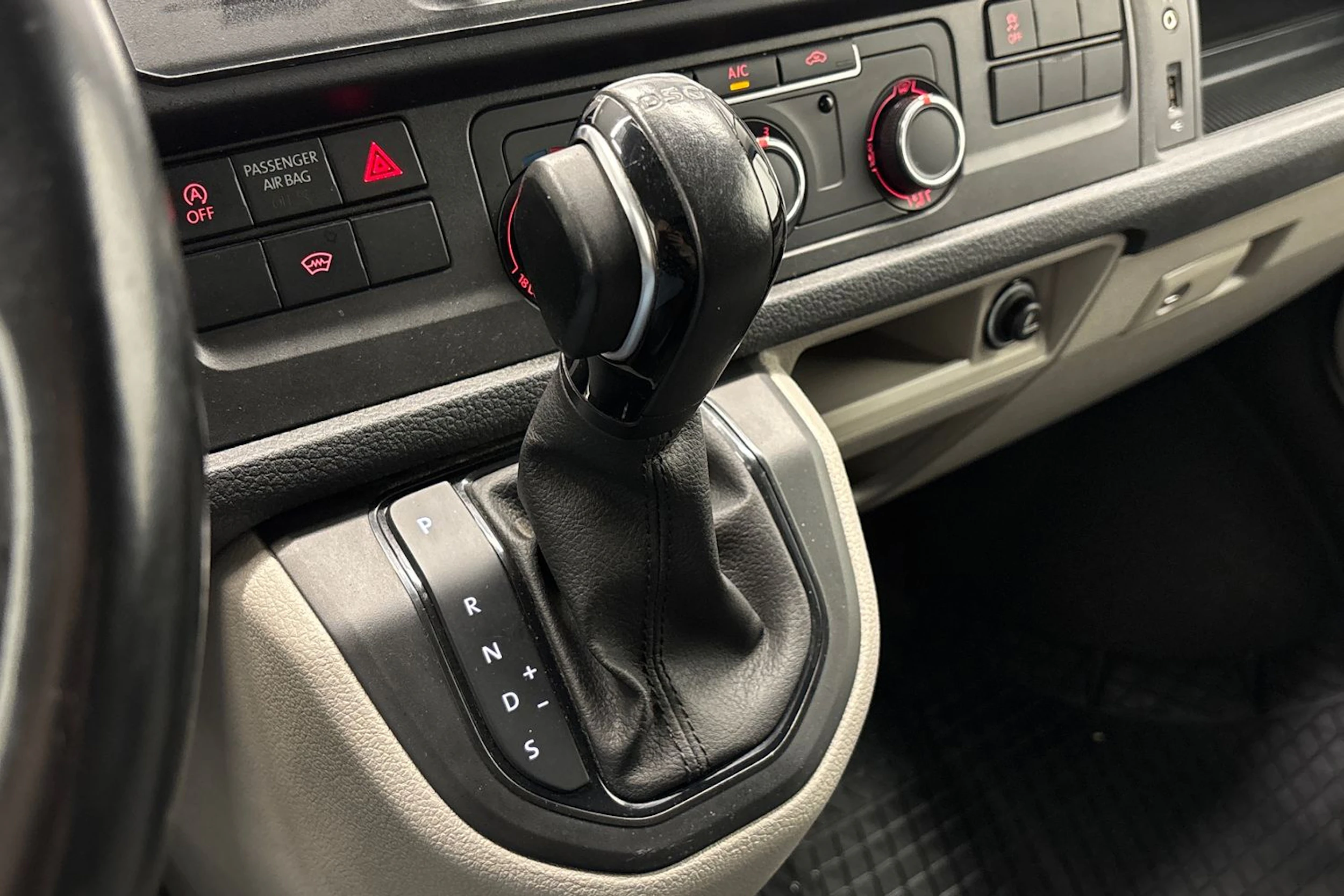 met. ruskea (beige) Volkswagen Transporter 2019 kuva 18.
