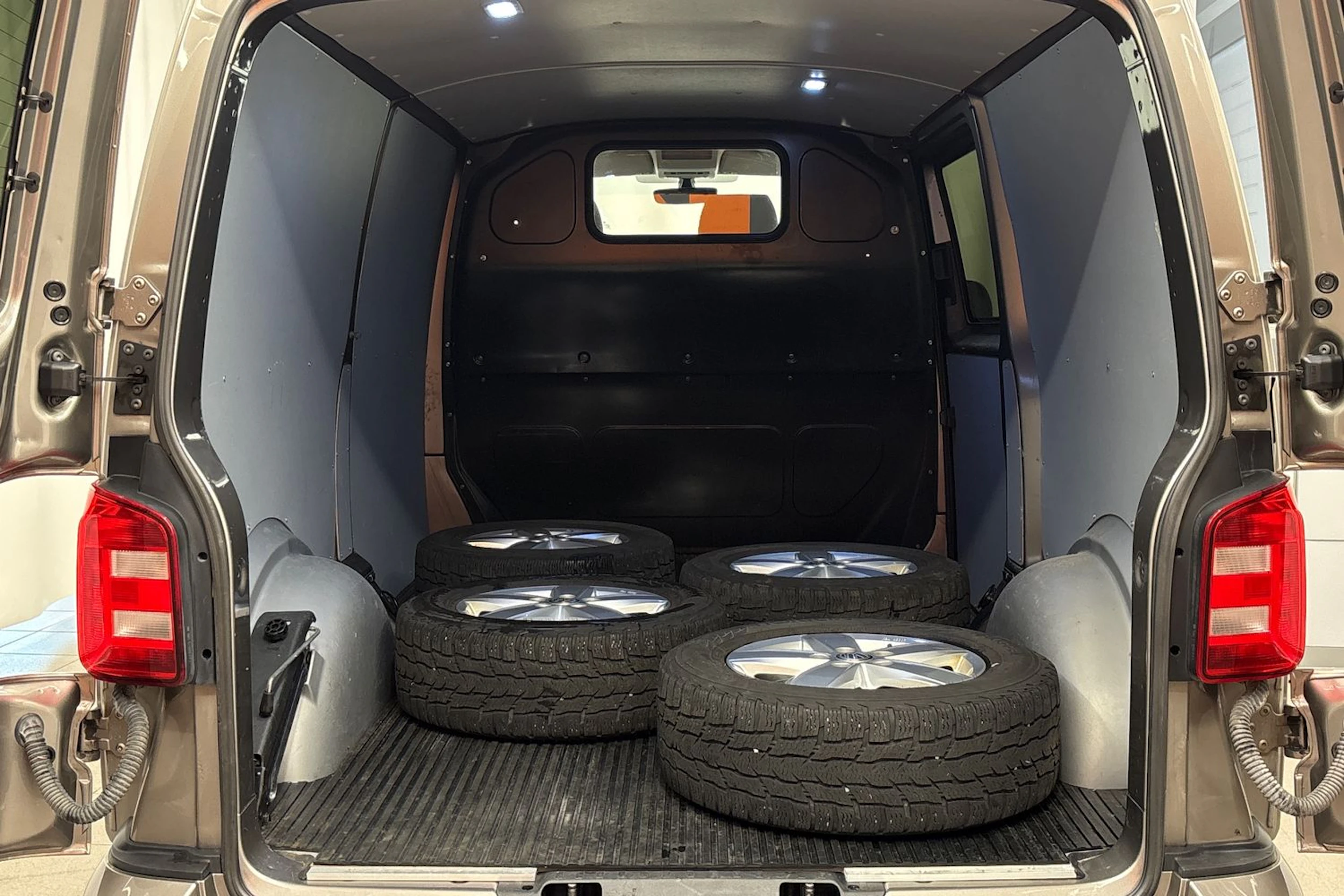 met. ruskea (beige) Volkswagen Transporter 2019 kuva 20.