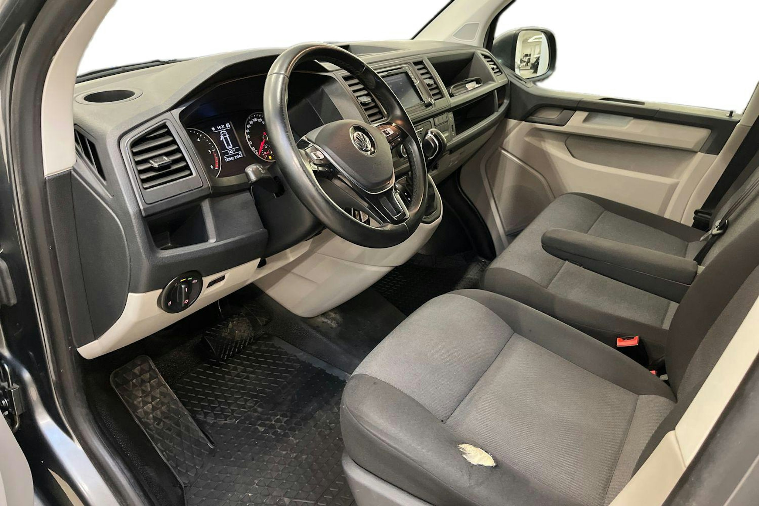 harmaa Volkswagen Transporter 2019 kuva 6.