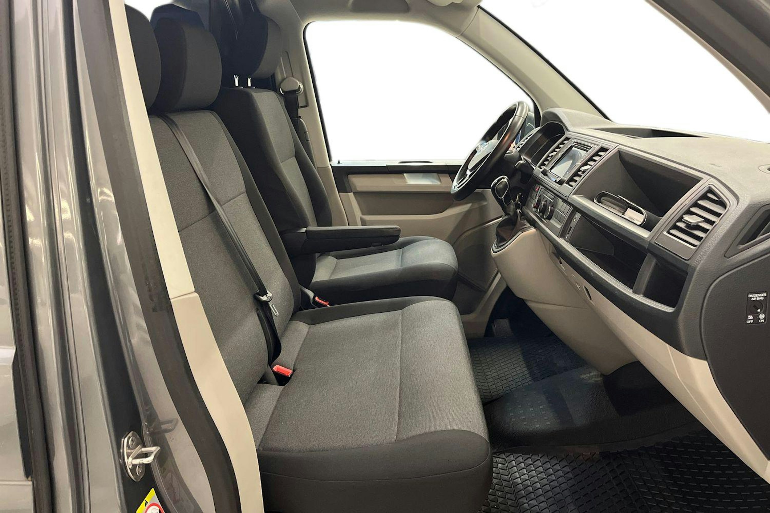harmaa Volkswagen Transporter 2019 kuva 8.