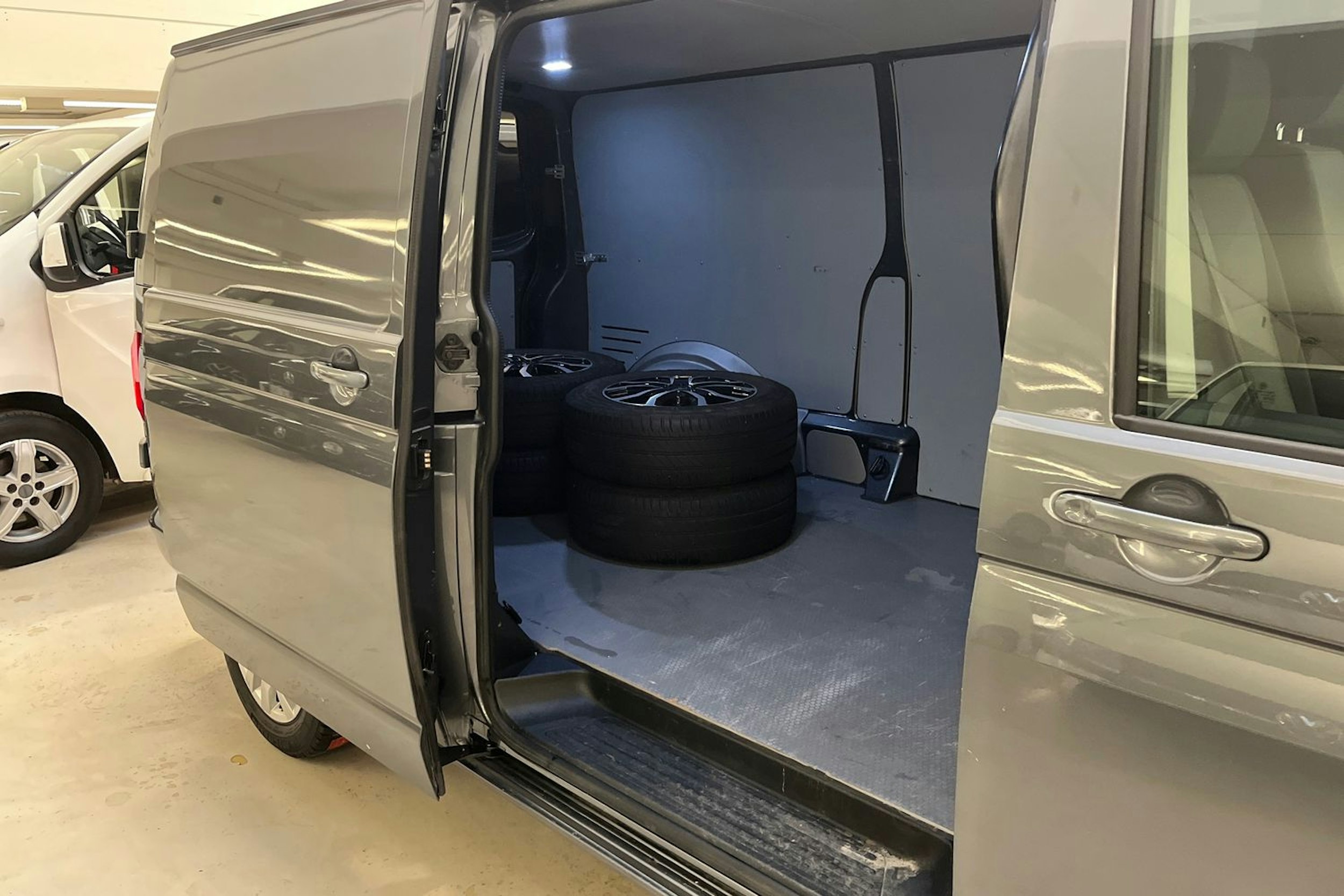 harmaa Volkswagen Transporter 2019 kuva 10.