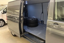 harmaa Volkswagen Transporter 2019 kuva 10.
