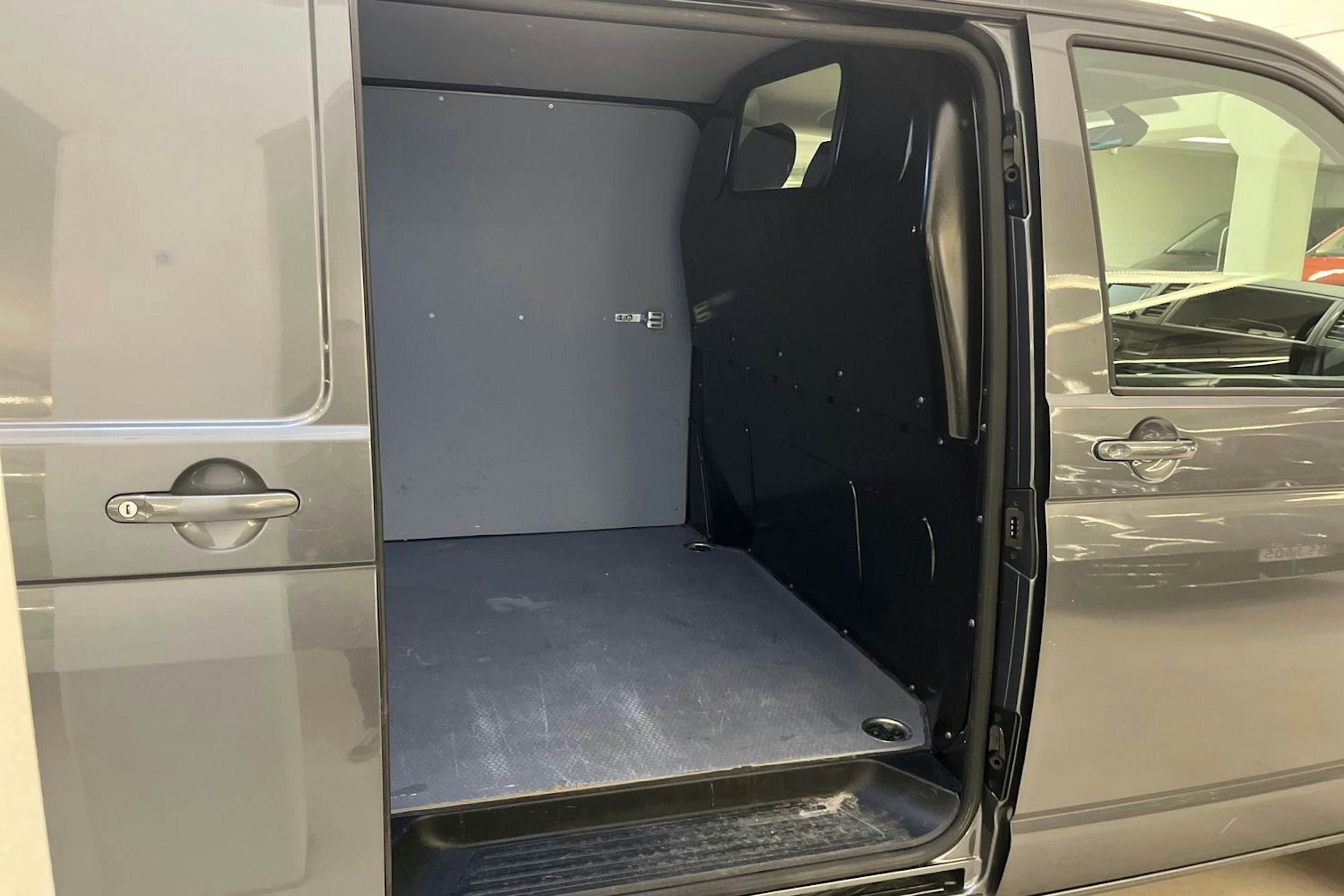 harmaa Volkswagen Transporter 2019 kuva 11.
