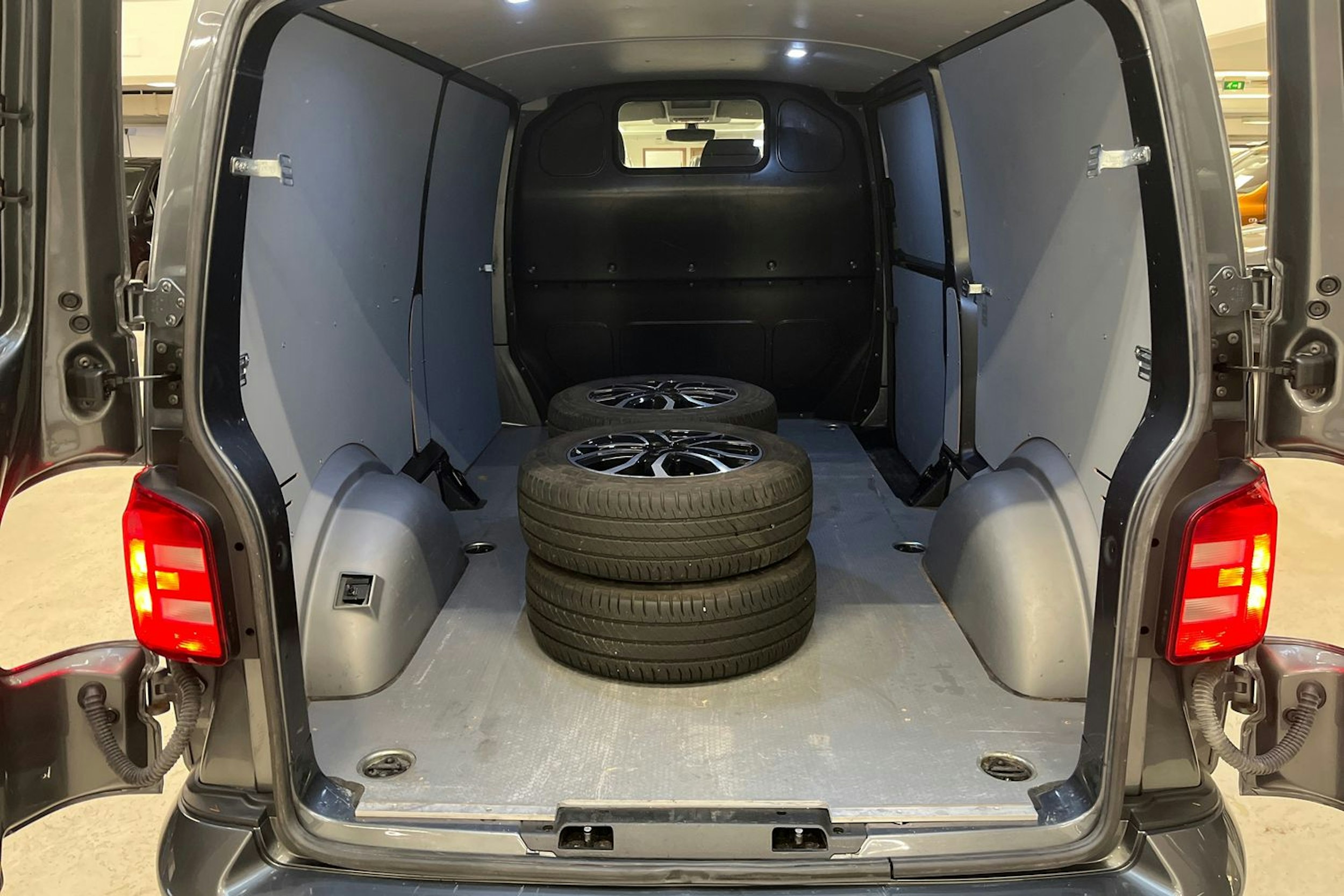 harmaa Volkswagen Transporter 2019 kuva 12.