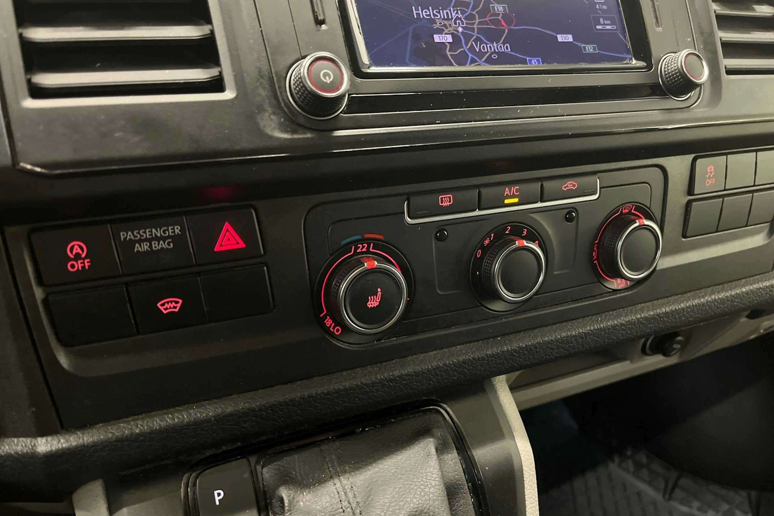 harmaa Volkswagen Transporter 2019 kuva 17.