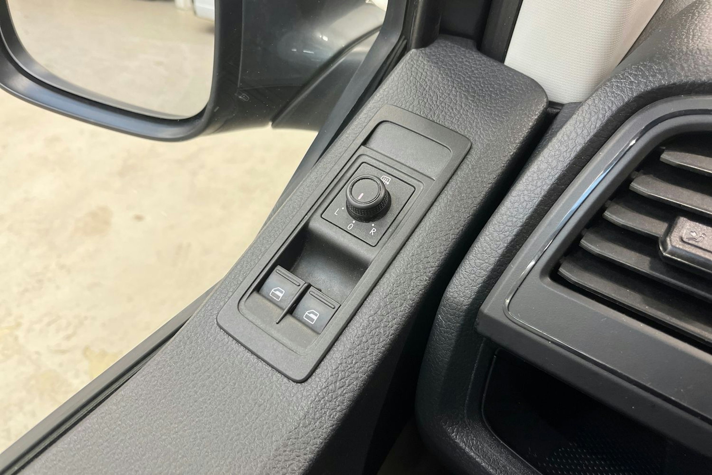 harmaa Volkswagen Transporter 2019 kuva 18.