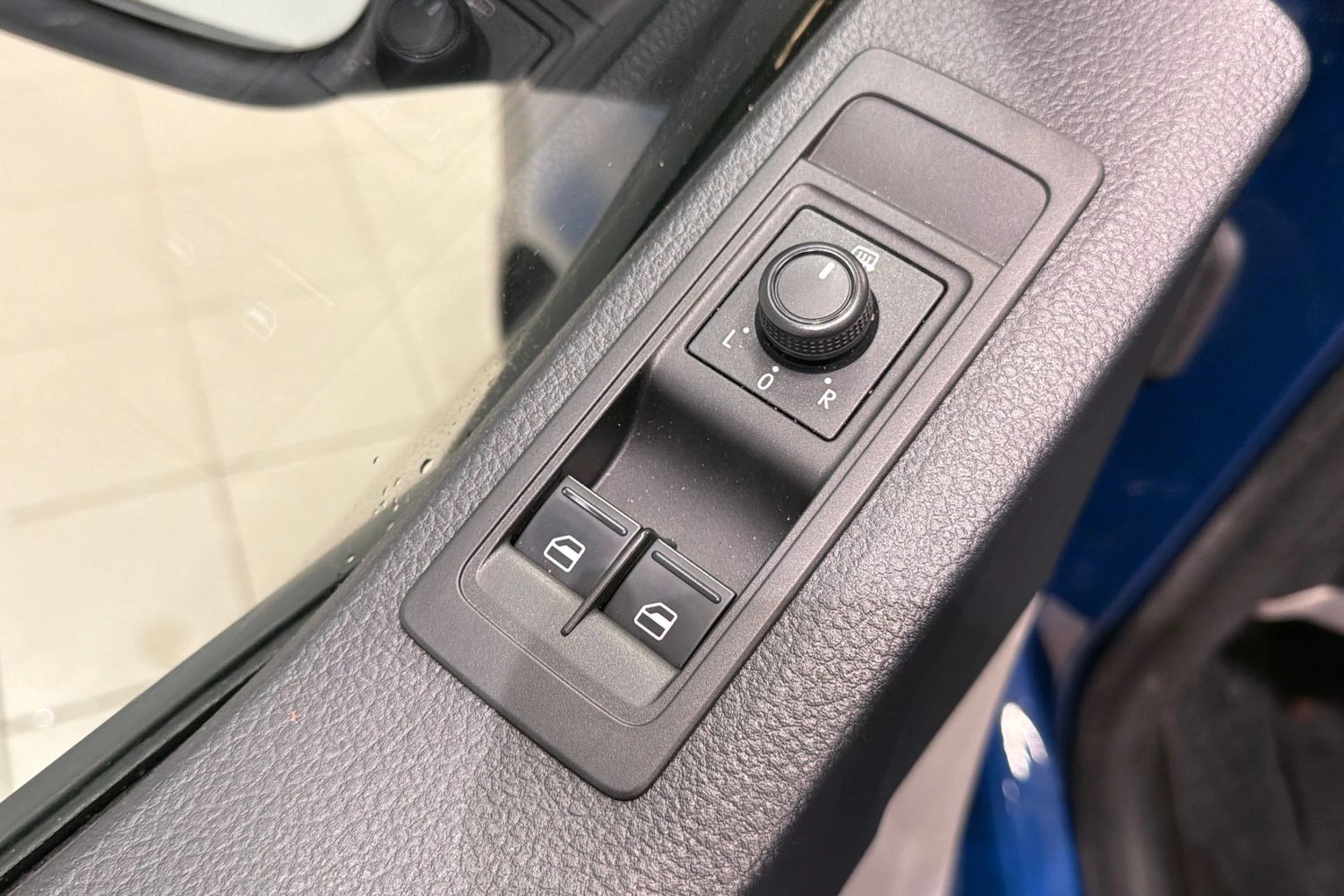 sininen Volkswagen Transporter 2019 kuva 15.