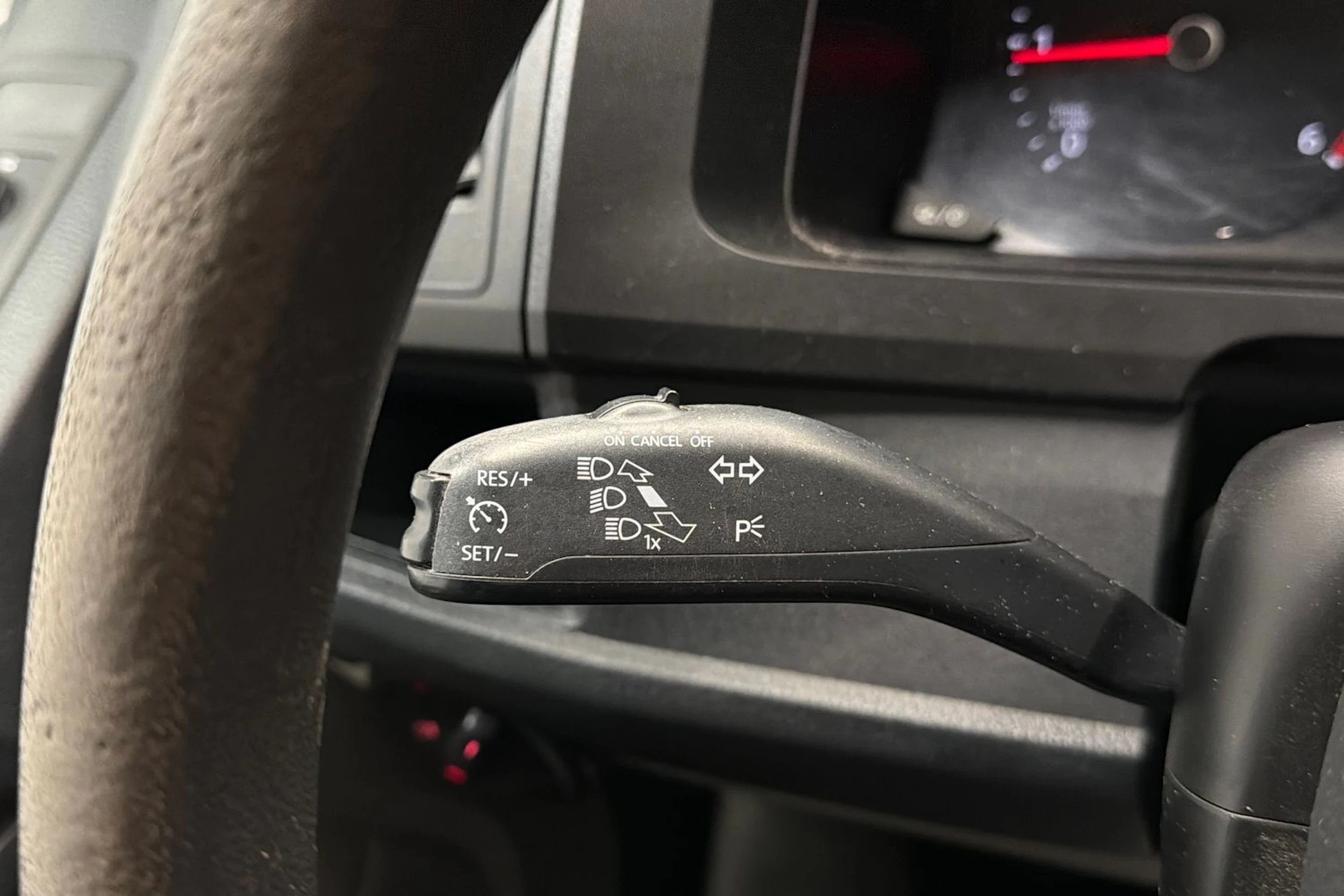 sininen Volkswagen Transporter 2019 kuva 16.