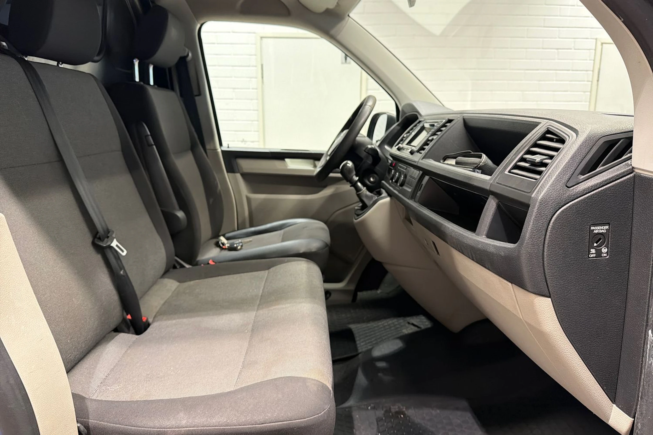 sininen Volkswagen Transporter 2019 kuva 22.