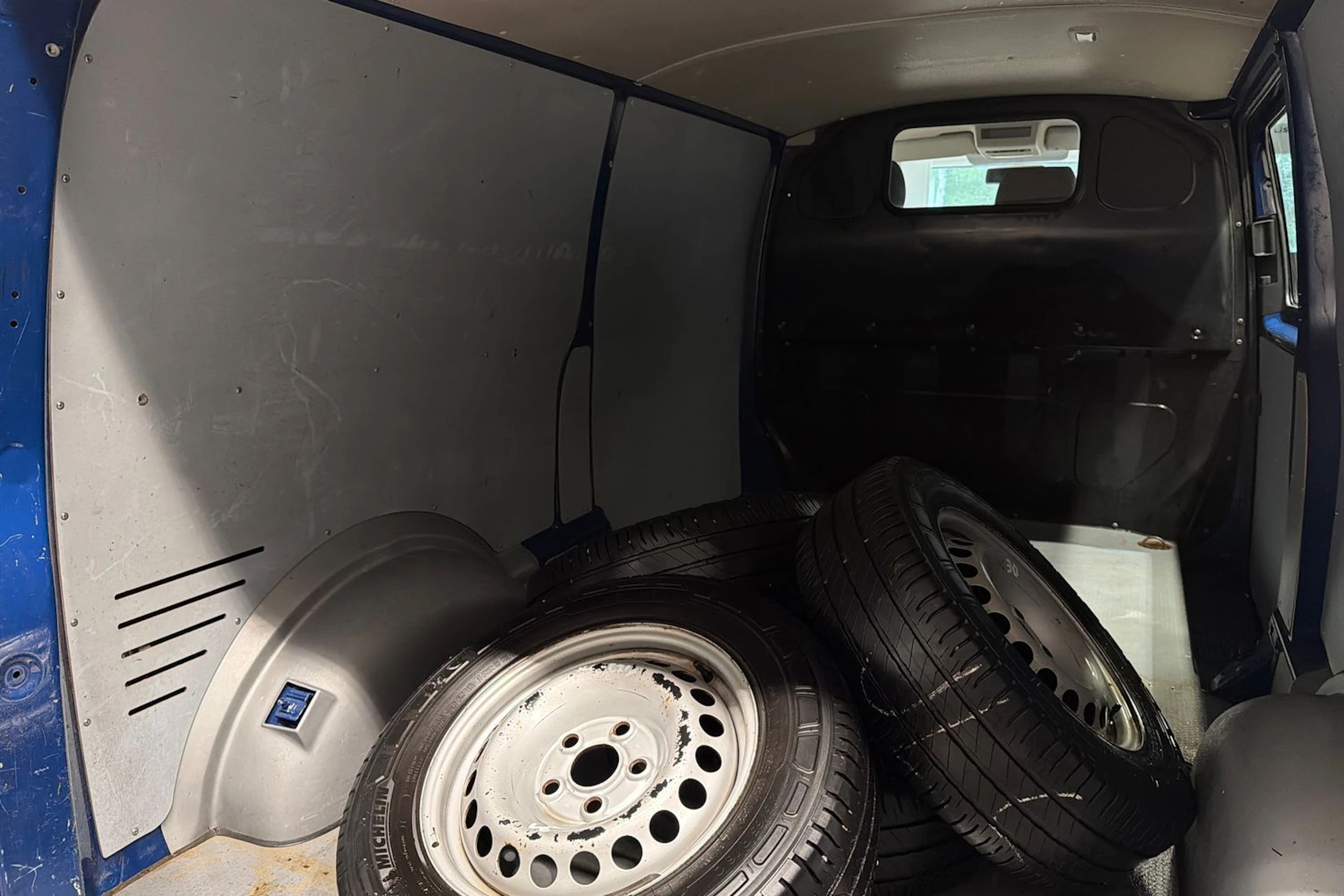 sininen Volkswagen Transporter 2019 kuva 26.