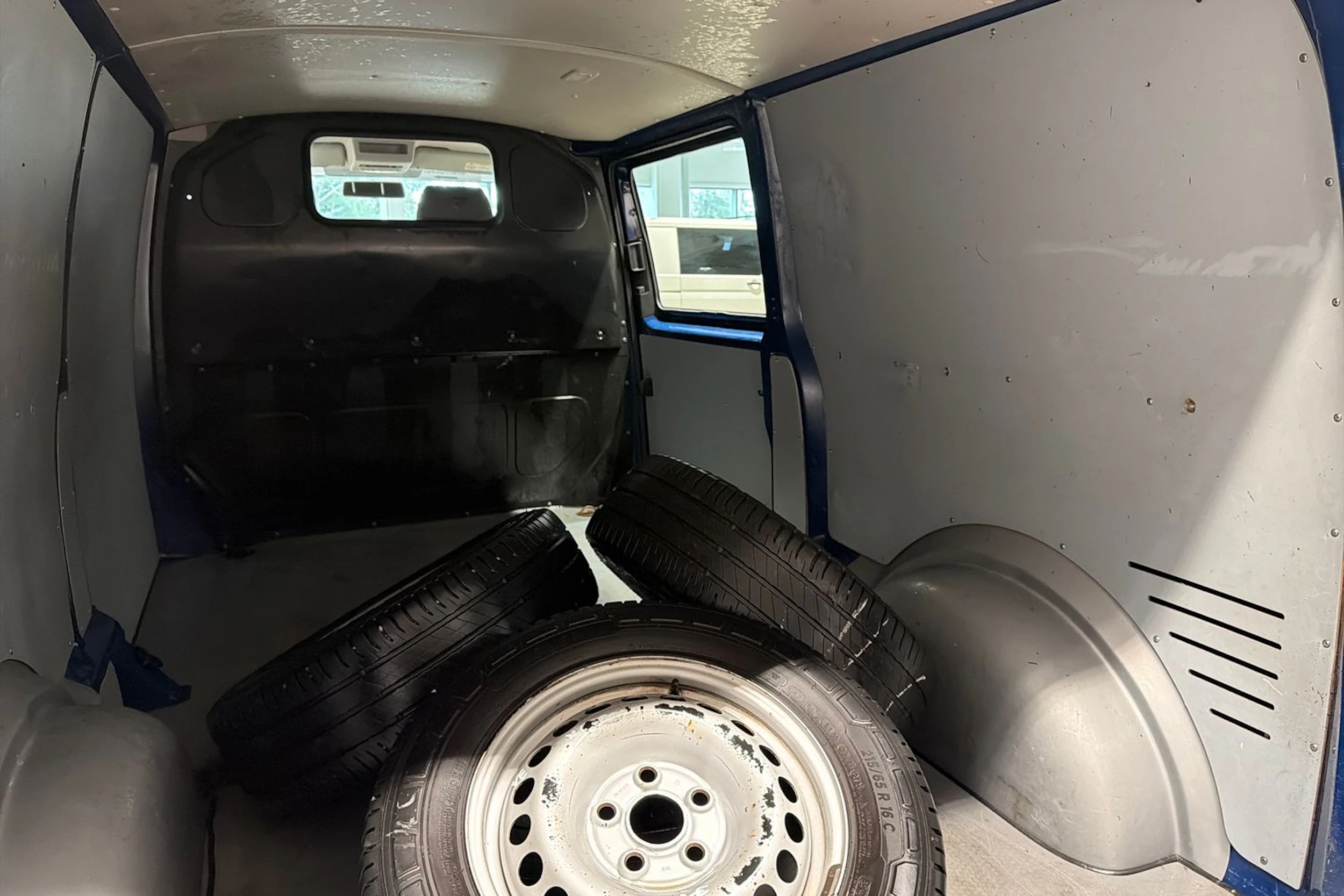 sininen Volkswagen Transporter 2019 kuva 27.