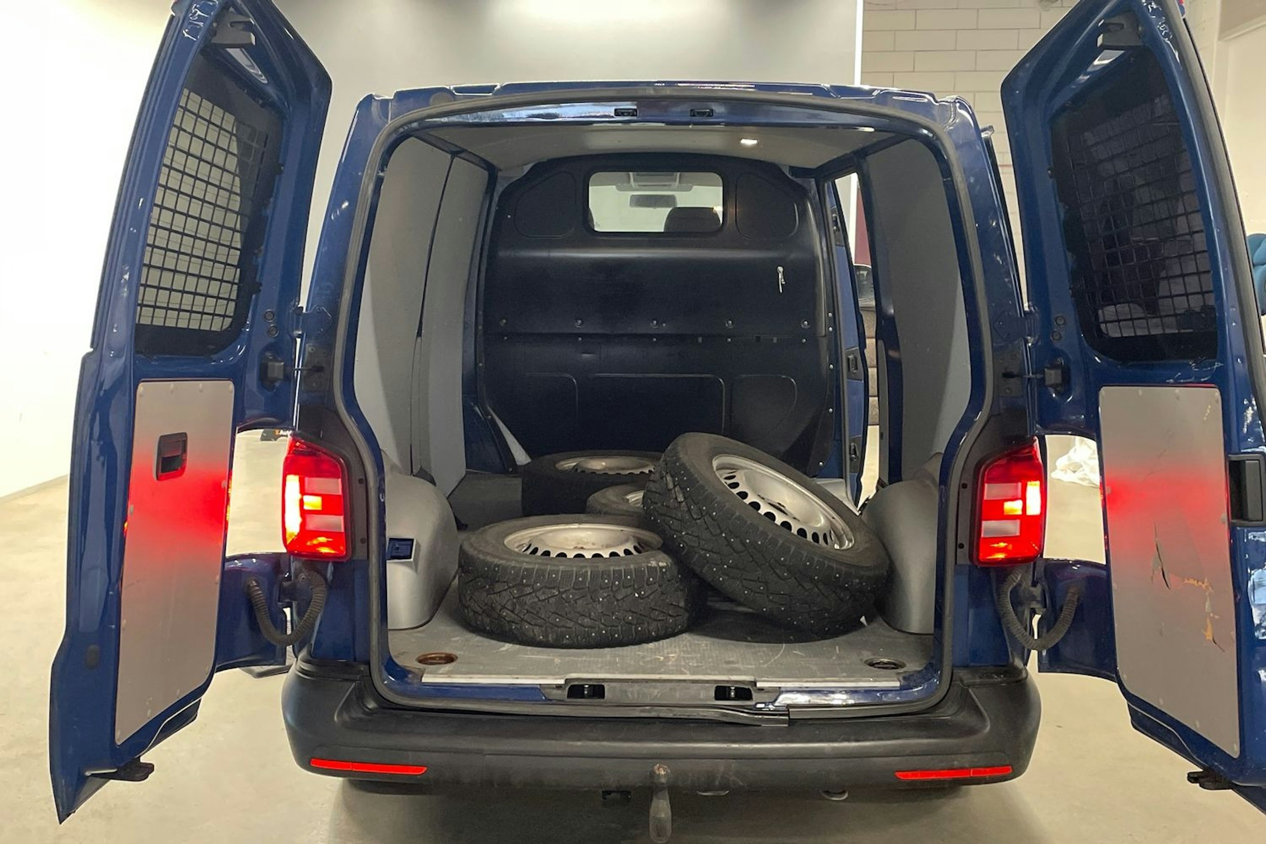 Sininen Volkswagen TRANSPORTER 2019 kuva 14.