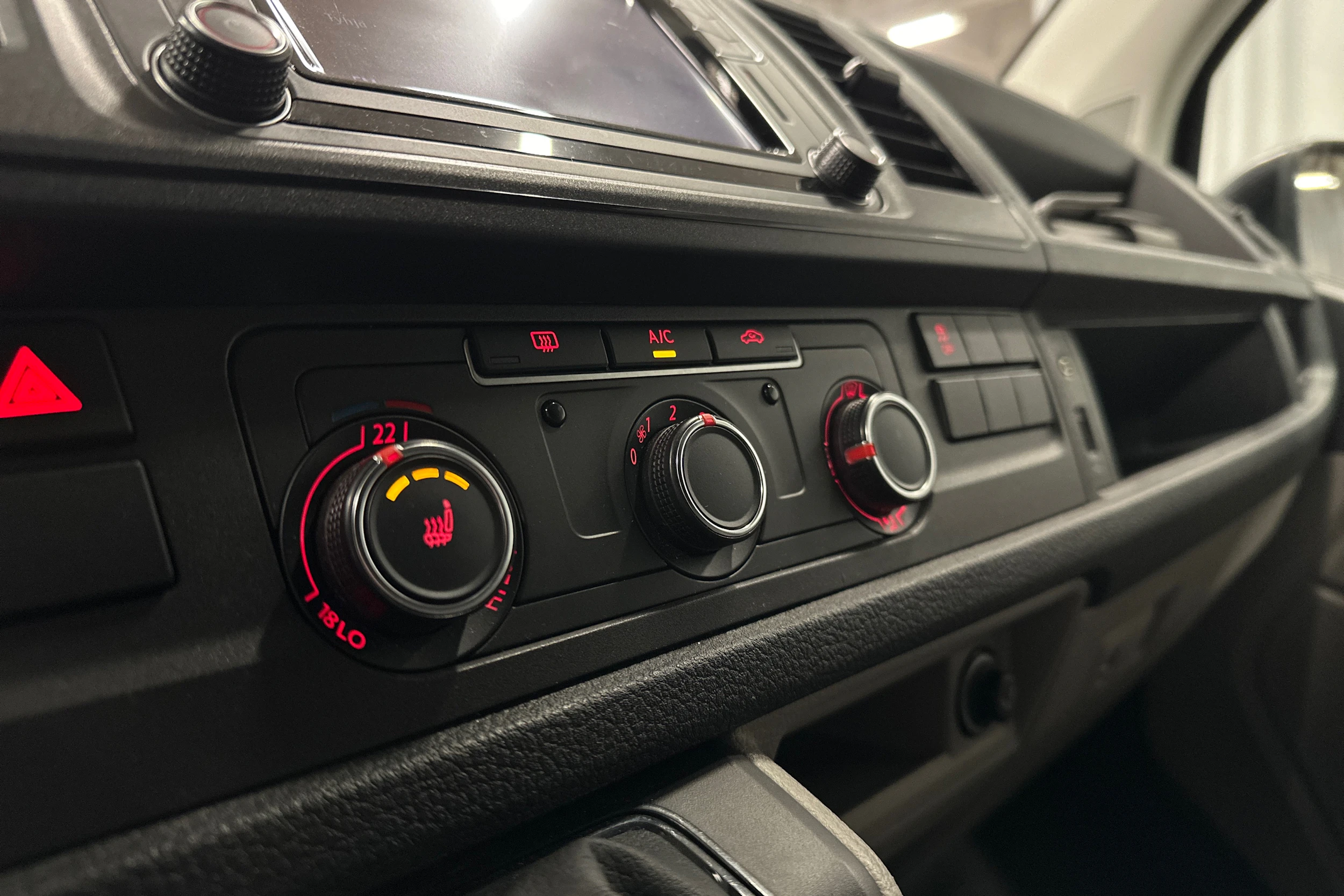 musta Volkswagen Transporter 2019 kuva 16.