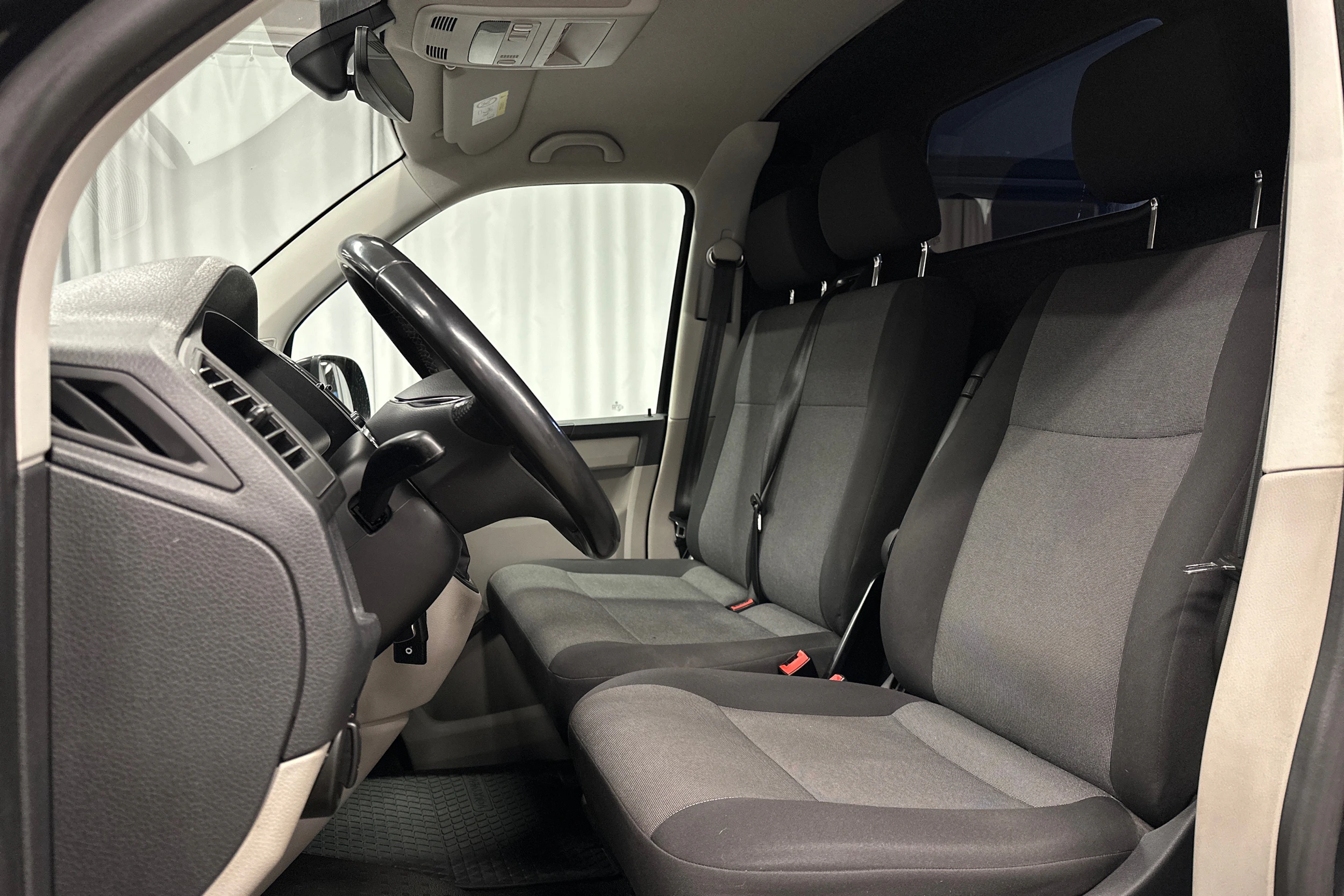musta Volkswagen Transporter 2019 kuva 17.