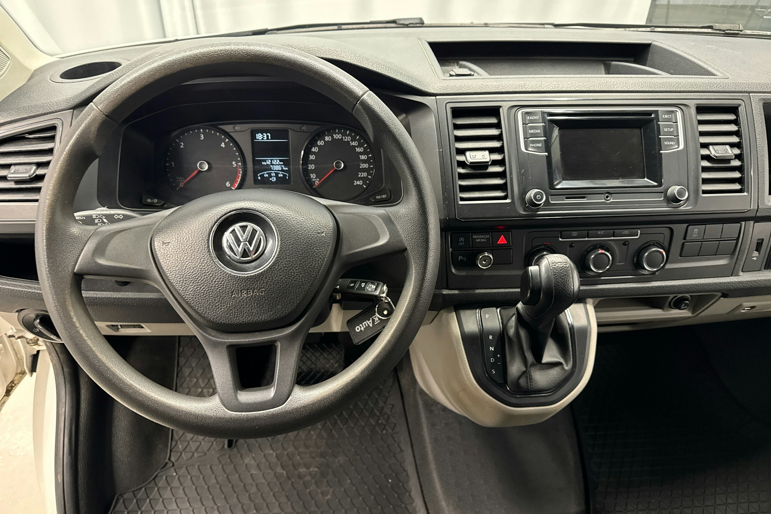 valkoinen Volkswagen Transporter 2019 kuva 7.