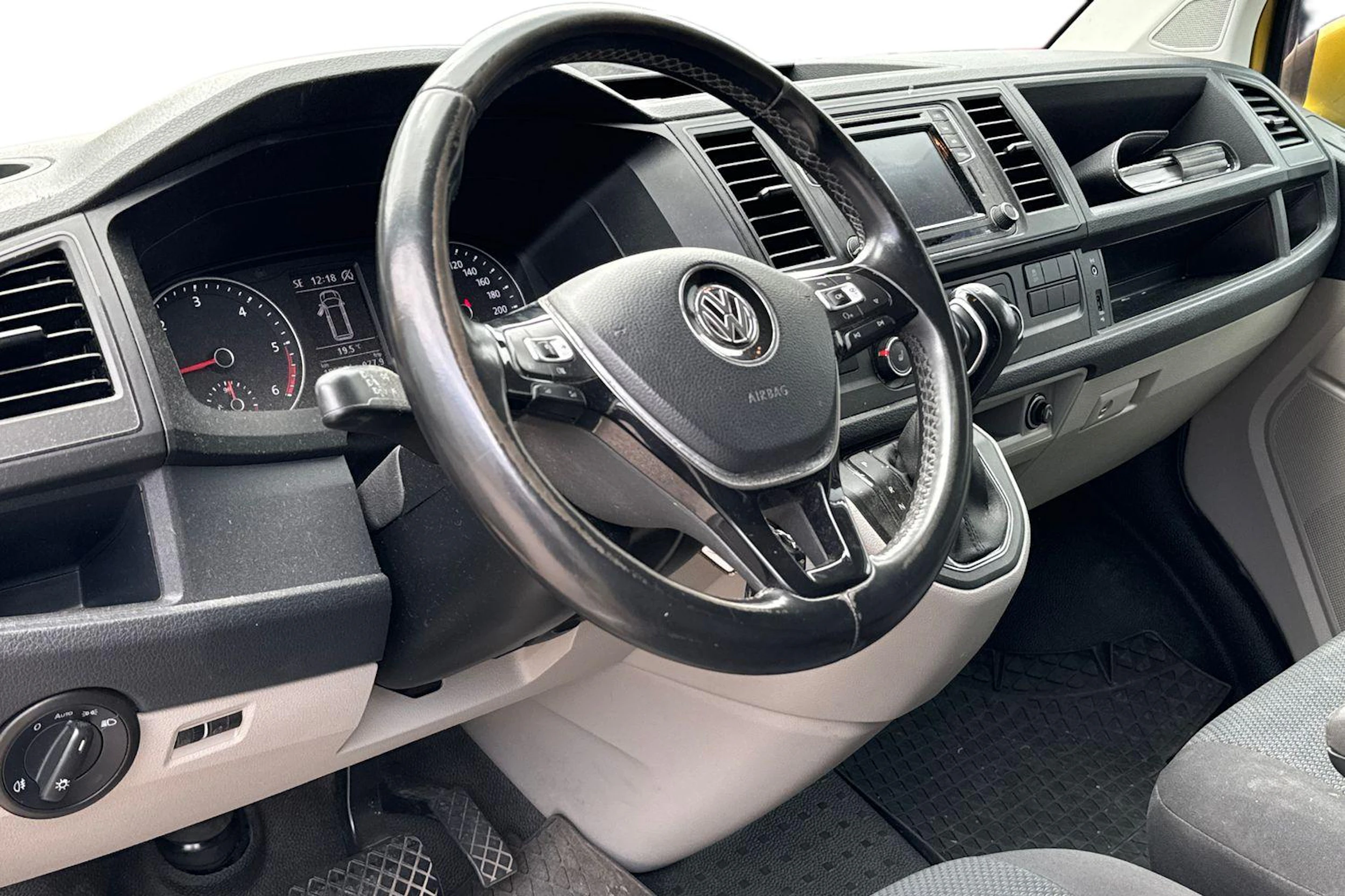 keltainen Volkswagen Transporter 2019 kuva 3.