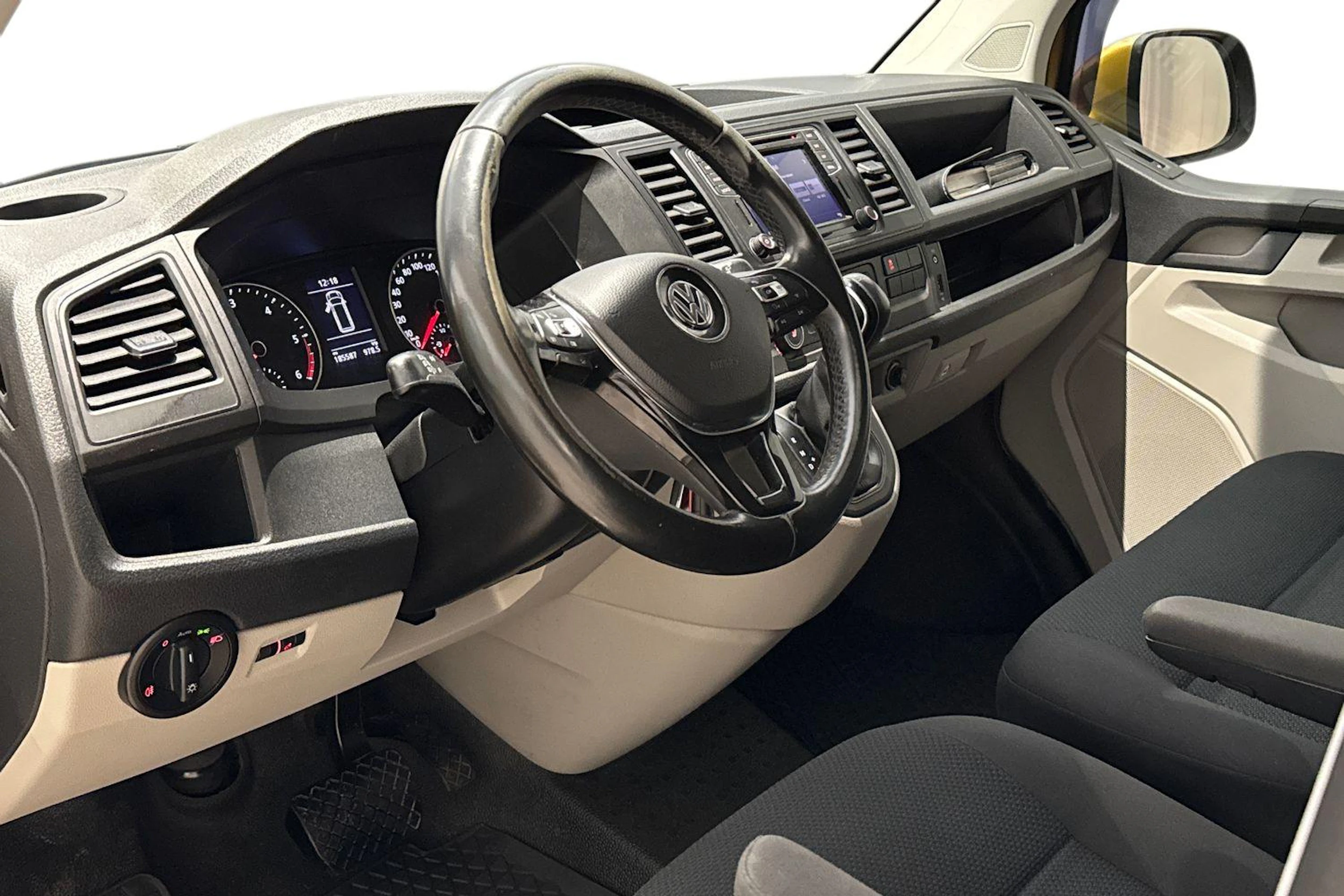 keltainen Volkswagen Transporter 2019 kuva 8.