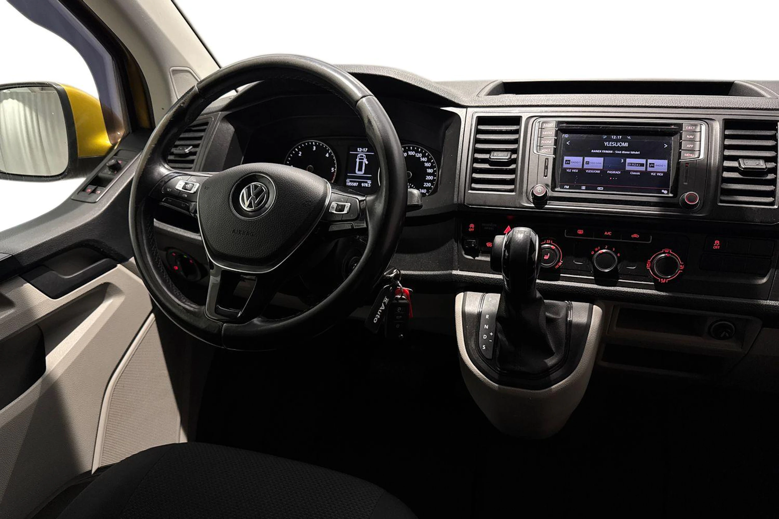 keltainen Volkswagen Transporter 2019 kuva 9.