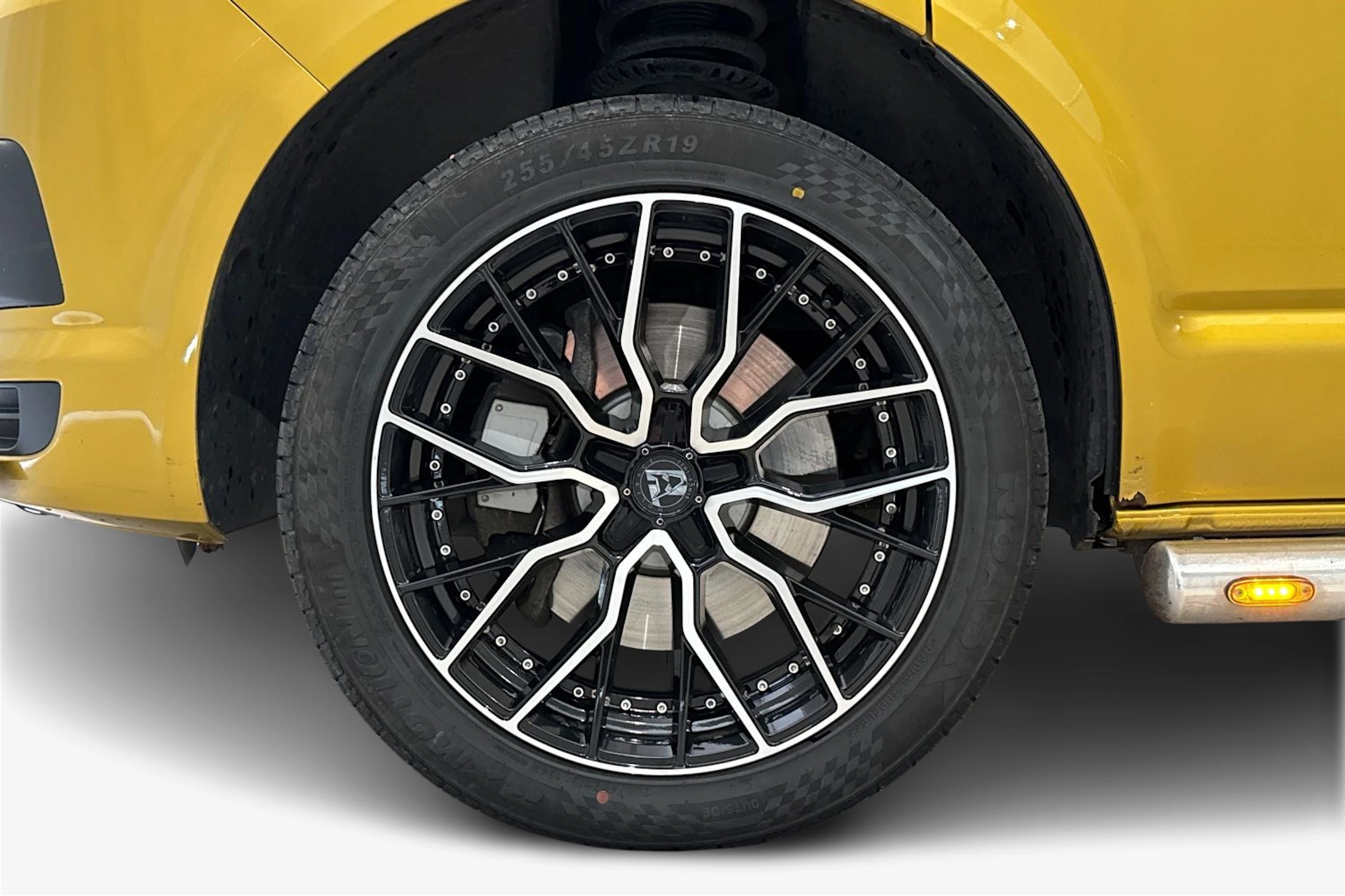 keltainen Volkswagen Transporter 2019 kuva 11.