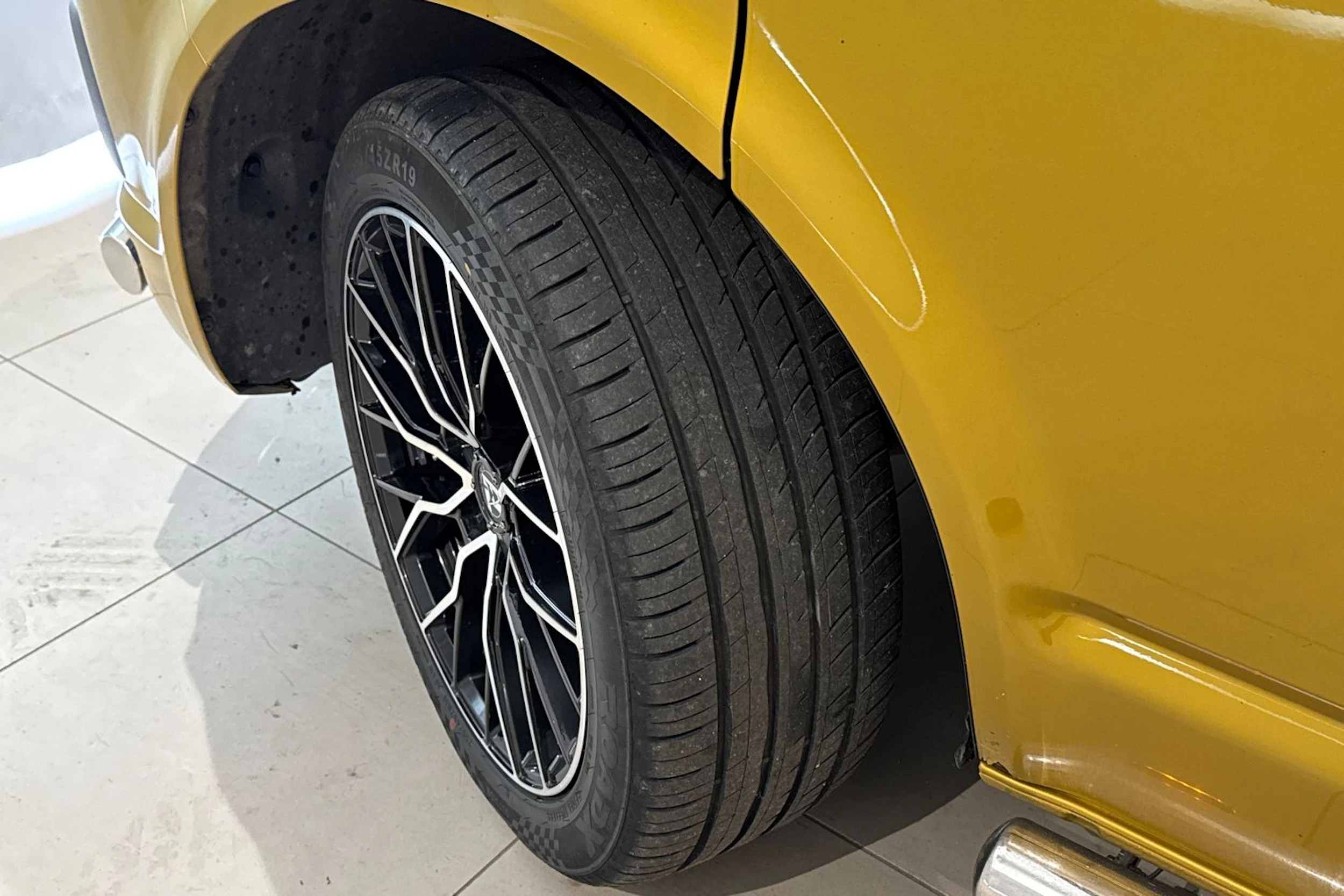 keltainen Volkswagen Transporter 2019 kuva 12.