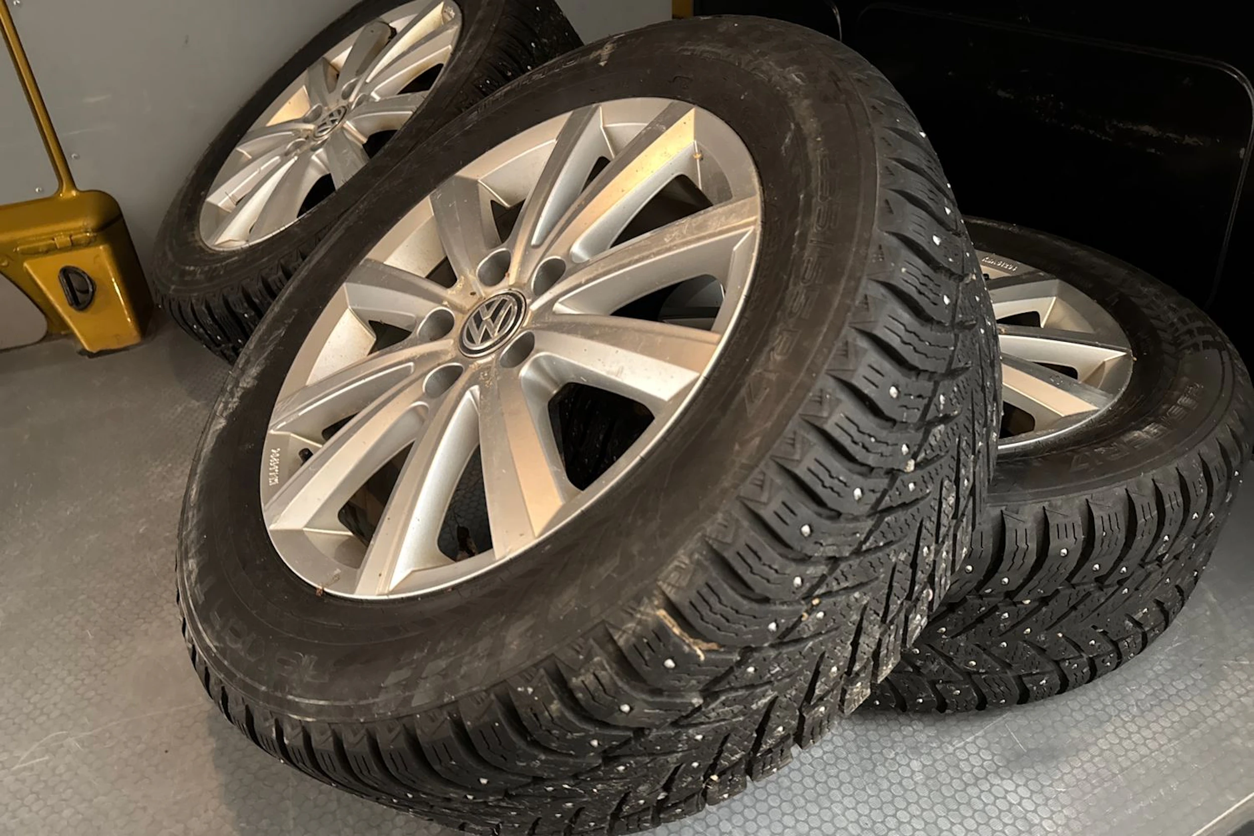 keltainen Volkswagen Transporter 2019 kuva 14.