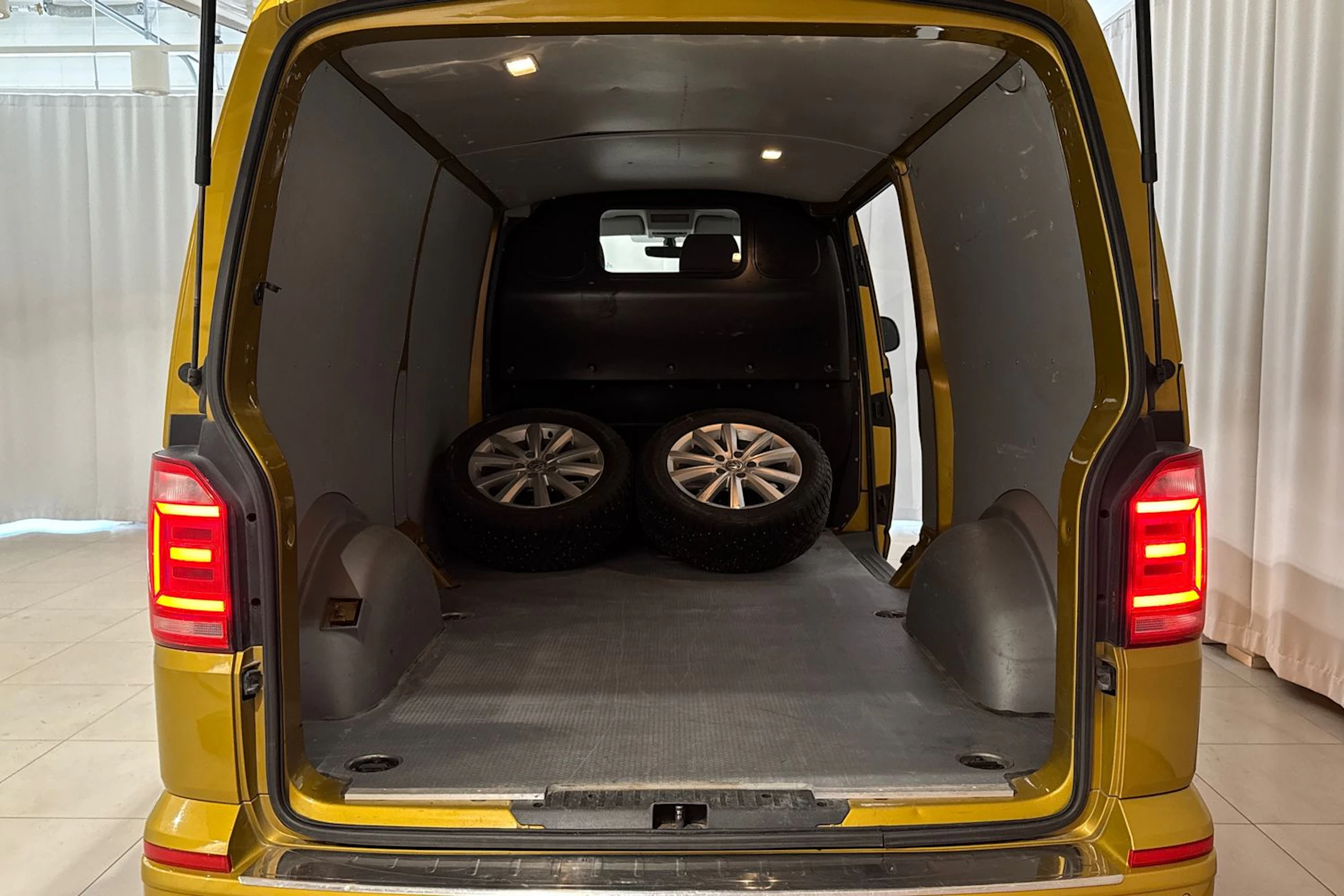 keltainen Volkswagen Transporter 2019 kuva 15.